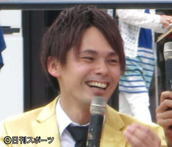19年7月、吉本興業のイベントに出席した祗園の木崎太郎（左から2人目）