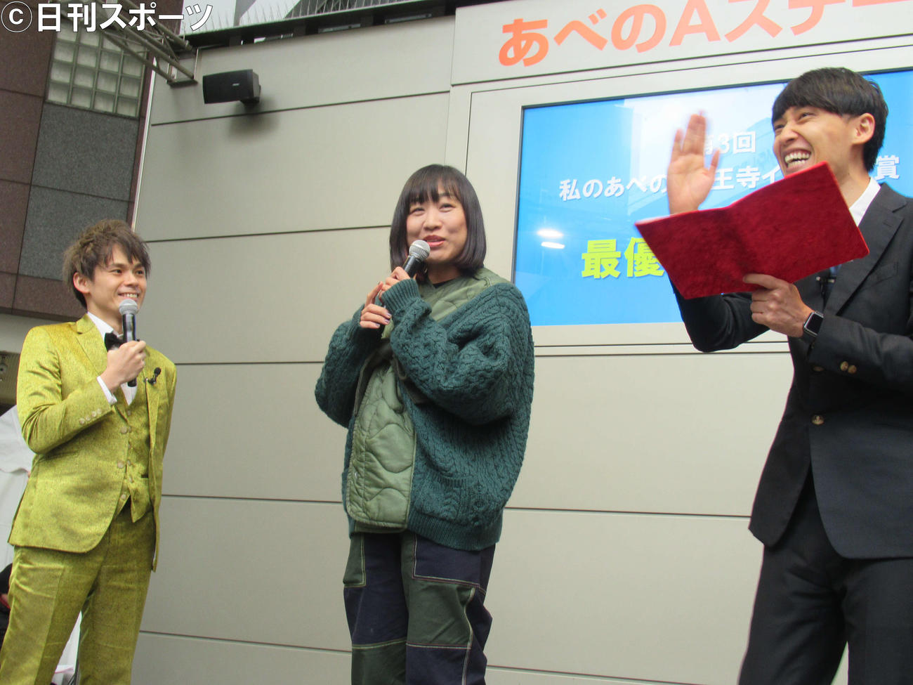 1月、吉本興業のイベントに出席した祗園の木崎太郎（左）
