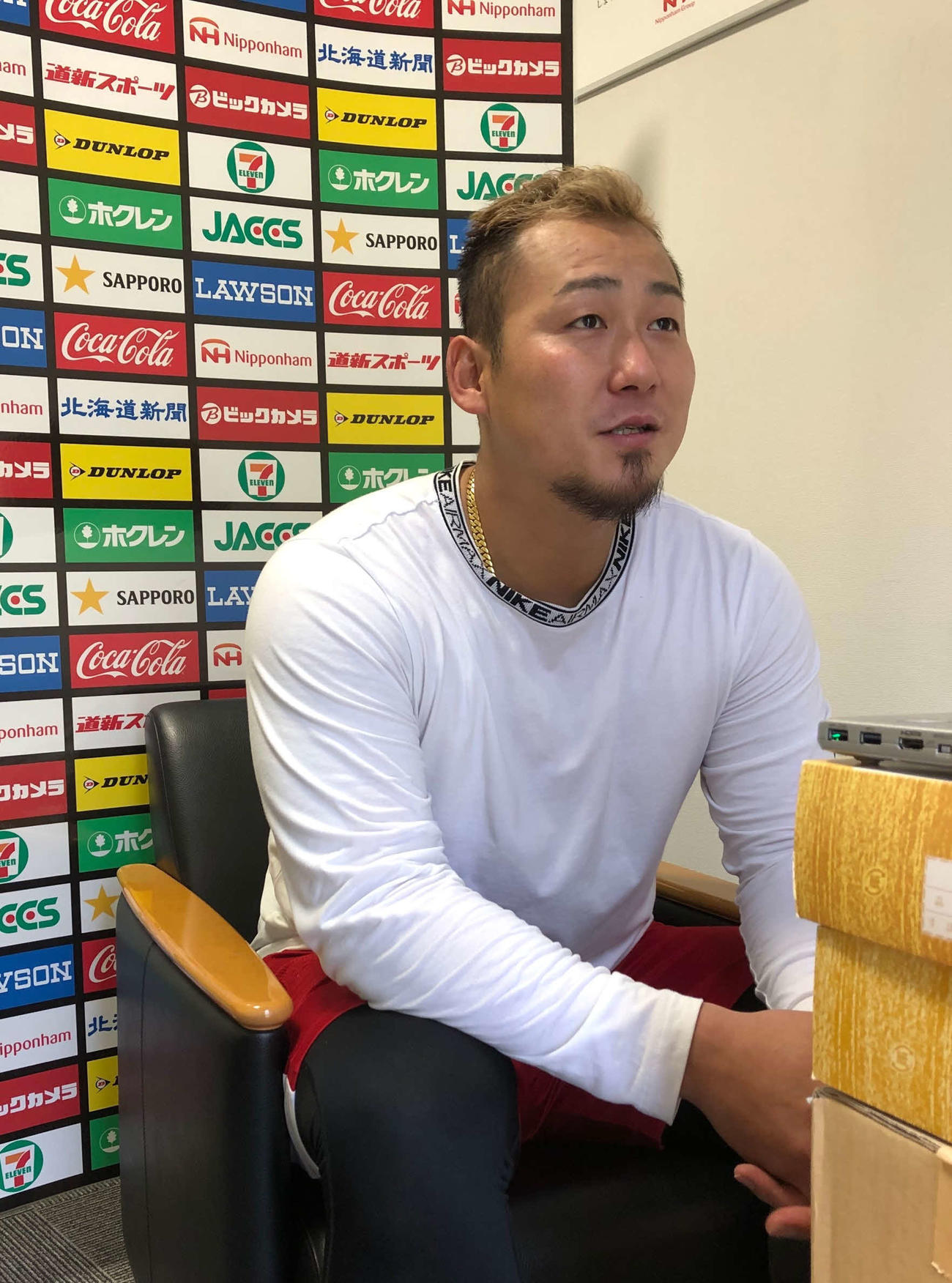 自主トレを終え、オンライン取材に応える日本ハム中田（球団提供）