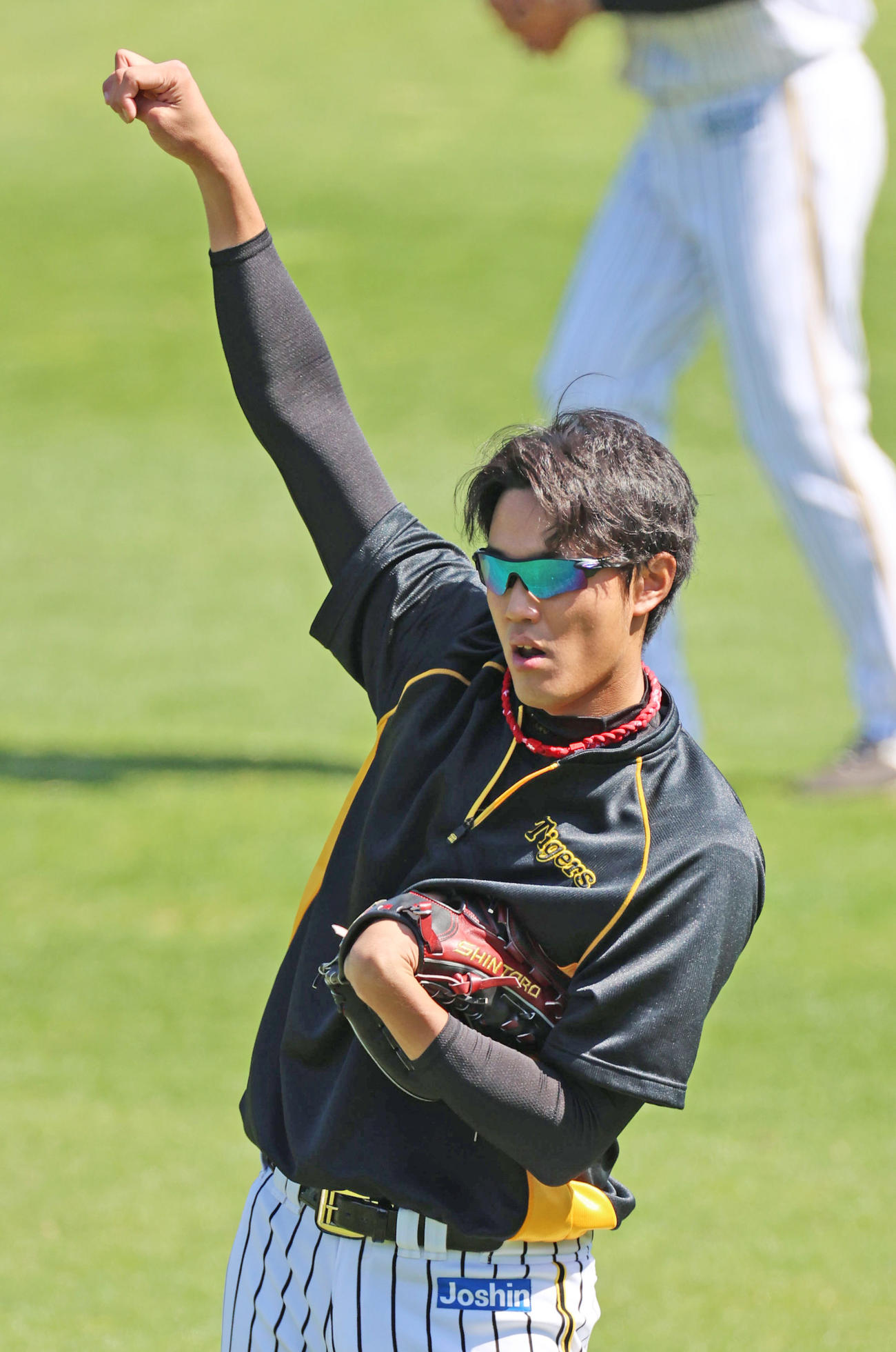 外野で投球練習を行う藤浪（2020年3月12日撮影）