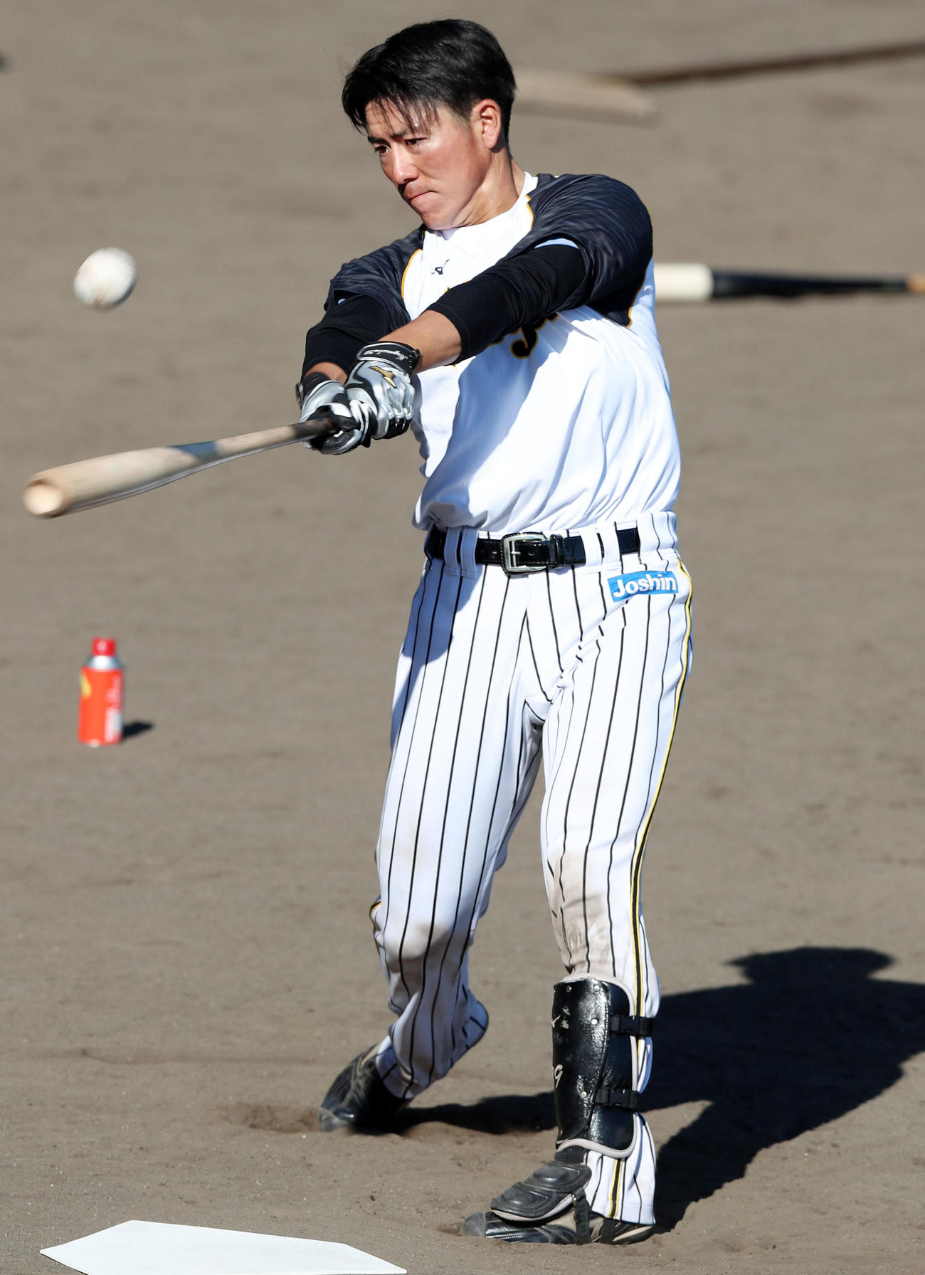 ロングティー打撃をする長坂拳弥（2018年11月1日撮影）