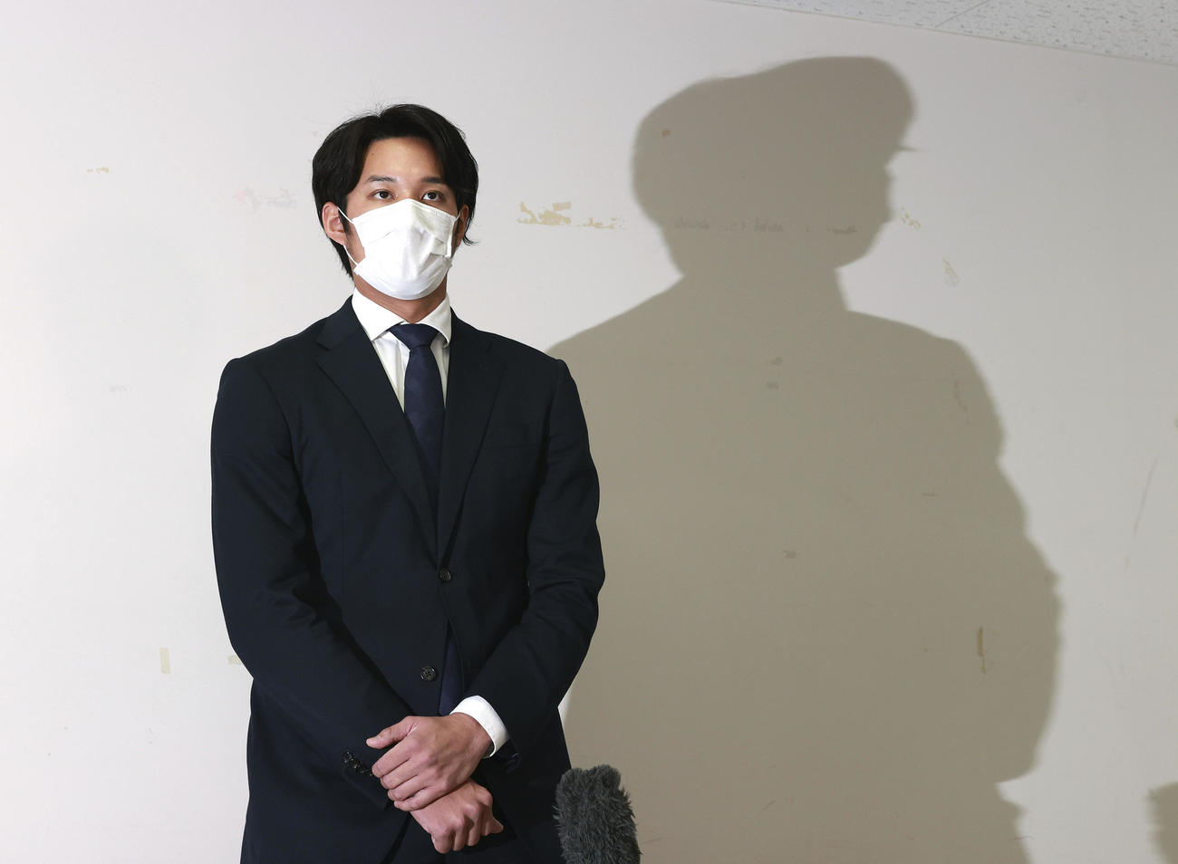 甲子園球場に隣接する球団事務所で記者会見する阪神藤浪（2020年4月23日代表撮影）