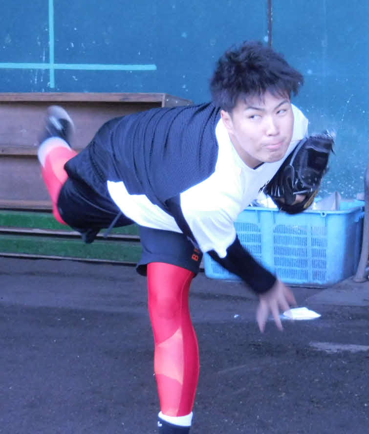 ブルペンで投げ込む馬場（球団提供）