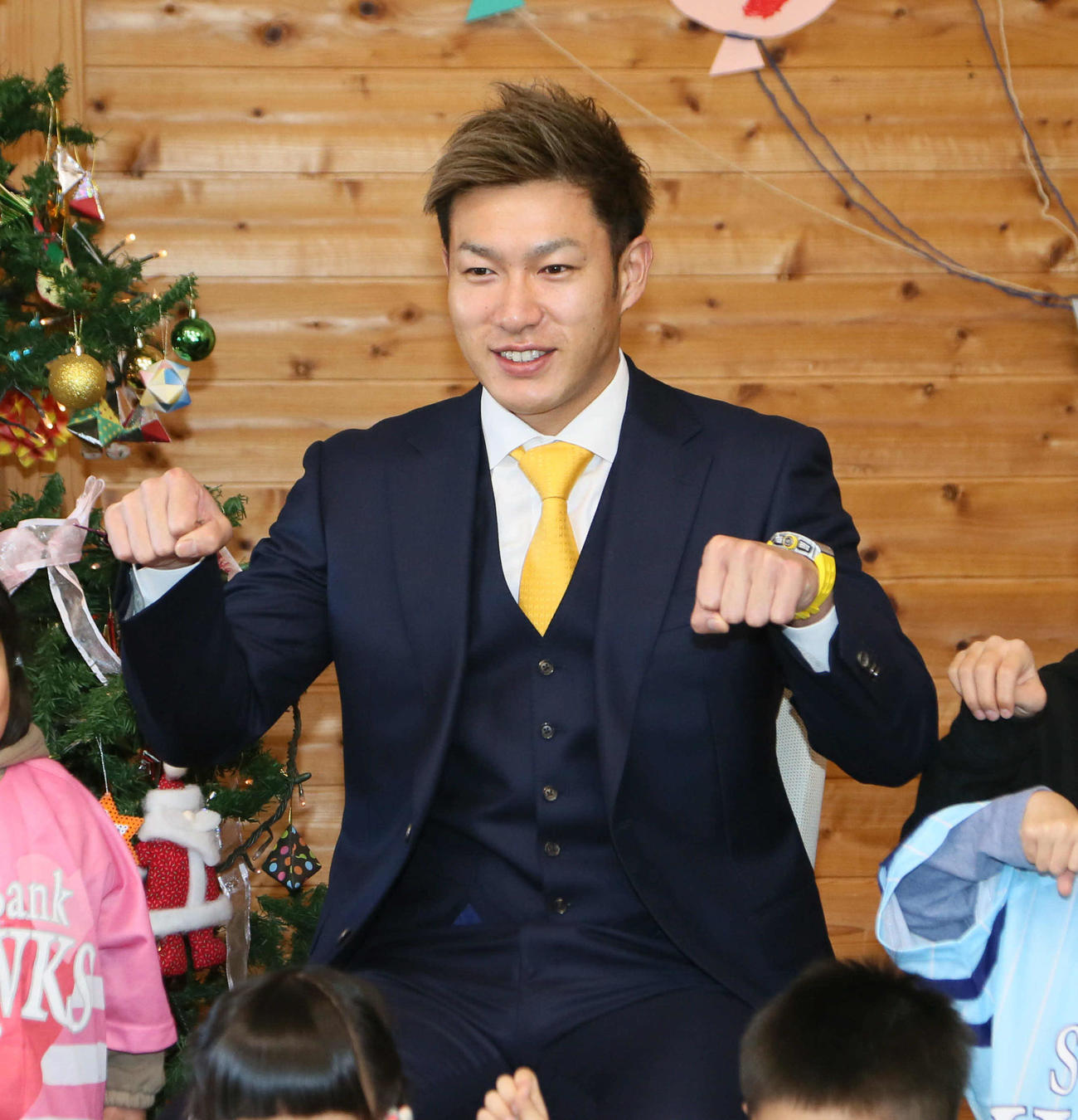 SOS子どもの村・福岡を慰問した柳田は子どもたちと一緒に最高ポーズ（2019年12月25日撮影）