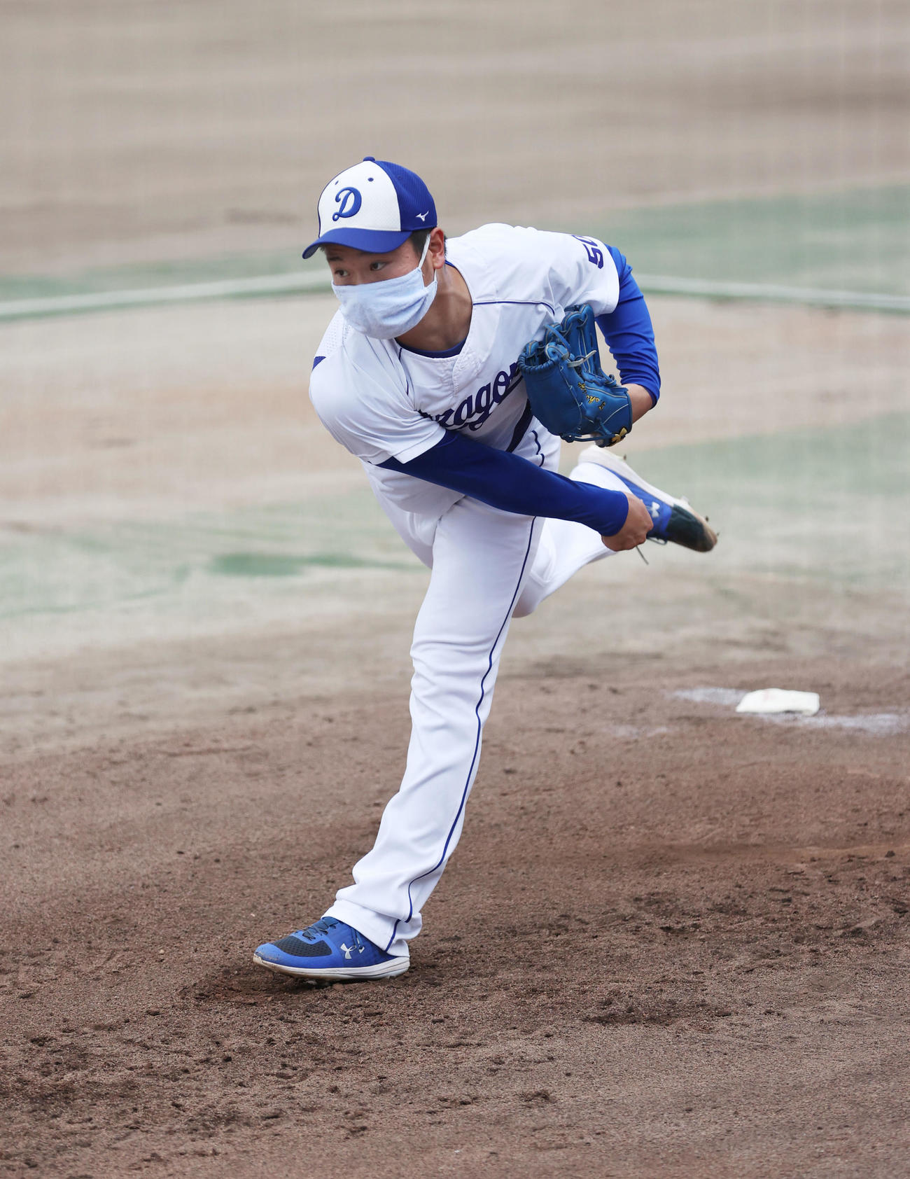 ブルペンで投球練習をする清水達也