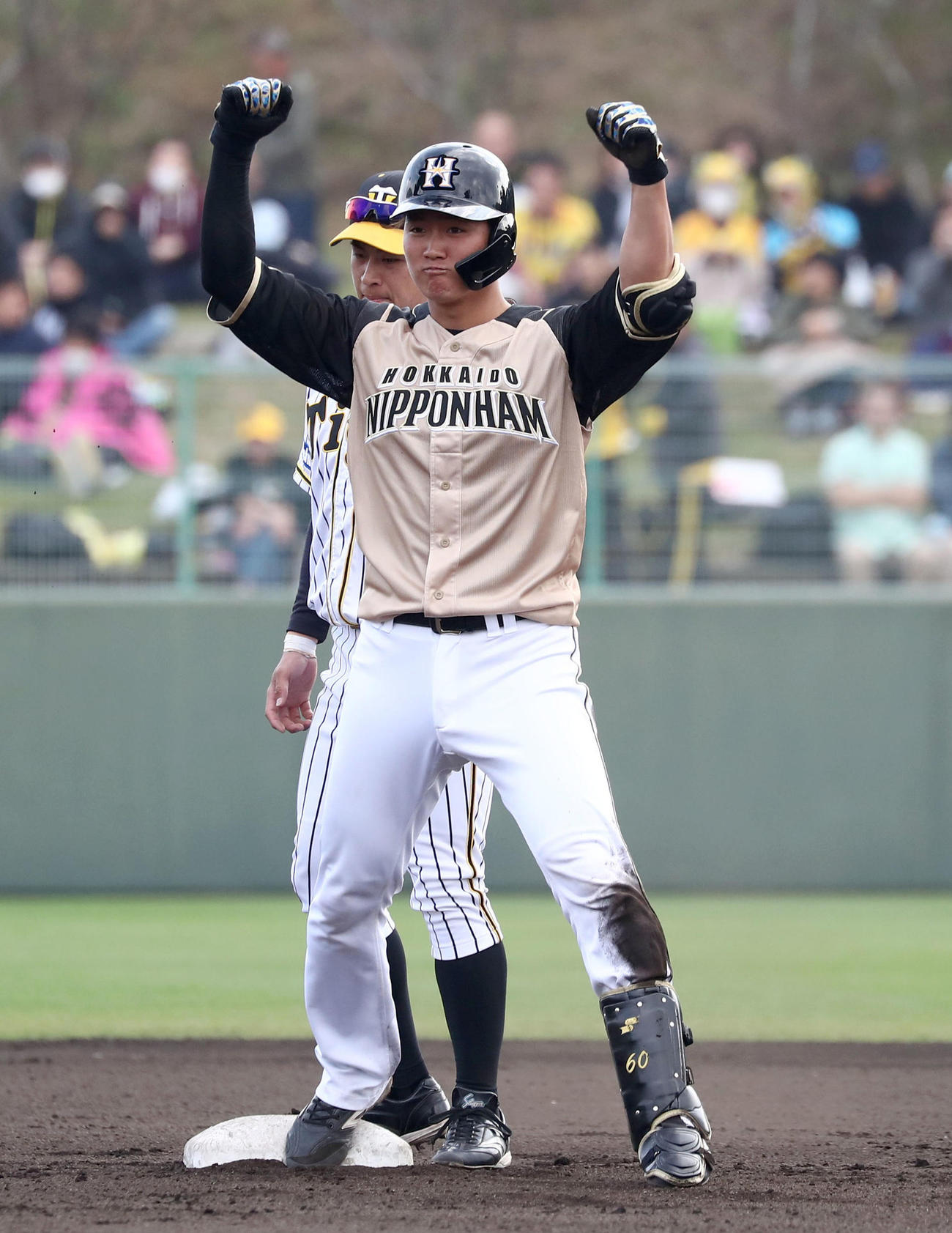2月の練習試合で、適時二塁打を放ちガッツポーズする日本ハム郡