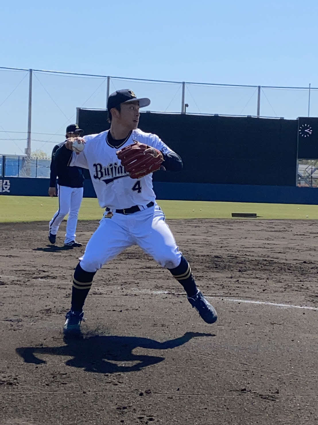 大阪・舞洲の球団施設で自主練習に取り組むオリックス福田周平内野手（球団提供）