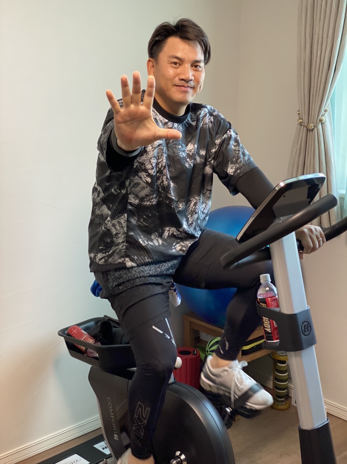 自宅でトレーニングするロッテ井口監督（球団提供）