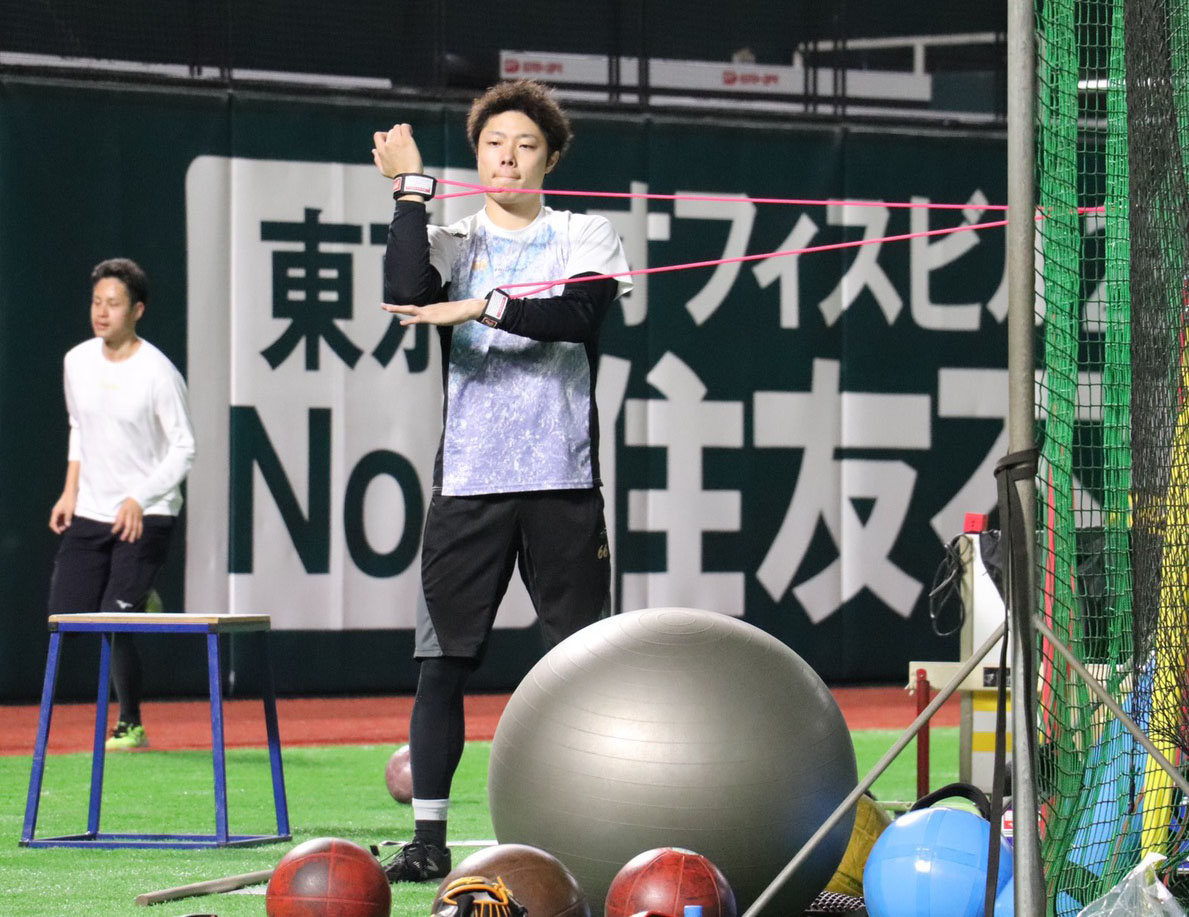 ペイペイドームで汗を流す松本（球団提供）
