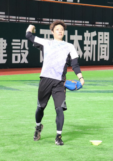 キャッチボールで調整する松本裕樹（球団提供）