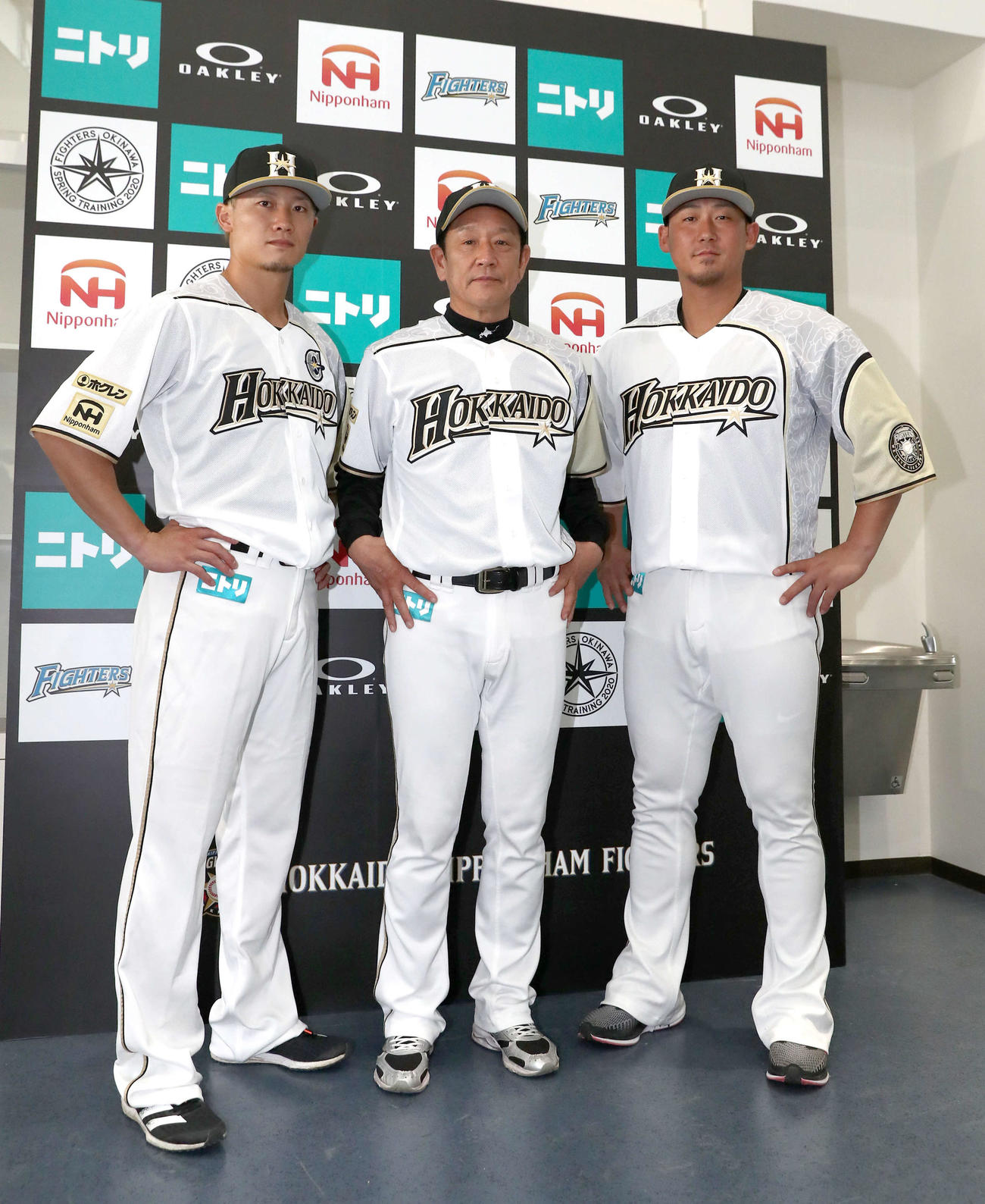 2月3日、限定ユニホームのデザインを披露する（左から）日本ハム西川、栗山監督、中田