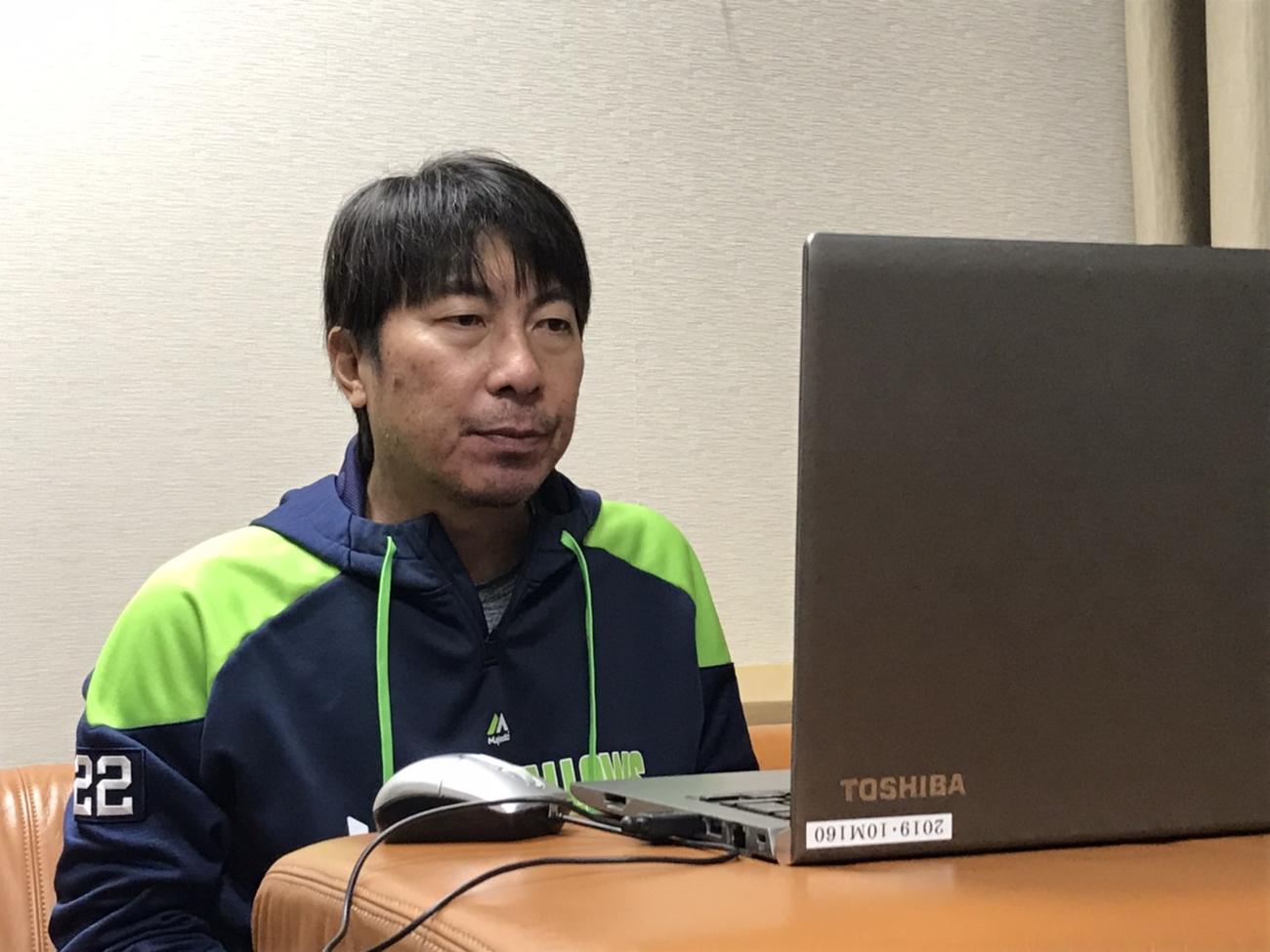 オンライン会議システム「Zoom」で取材を受けるヤクルト高津監督（球団提供）