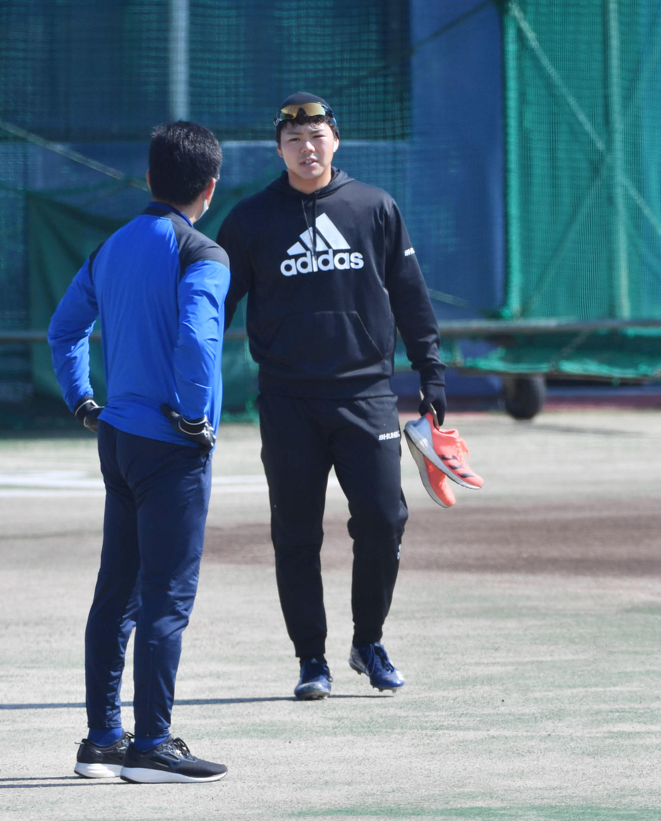 村上隆行打撃コーチ（左）と話す高橋周平