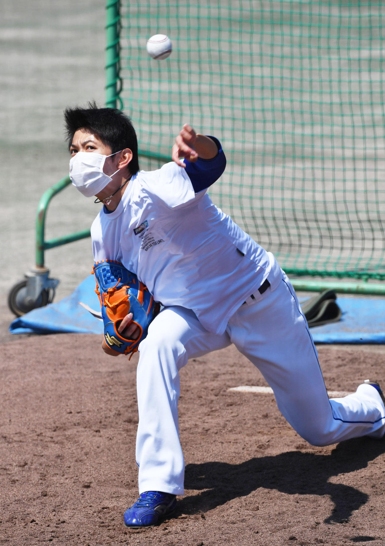 ブルペンで投球練習をする岡田俊哉