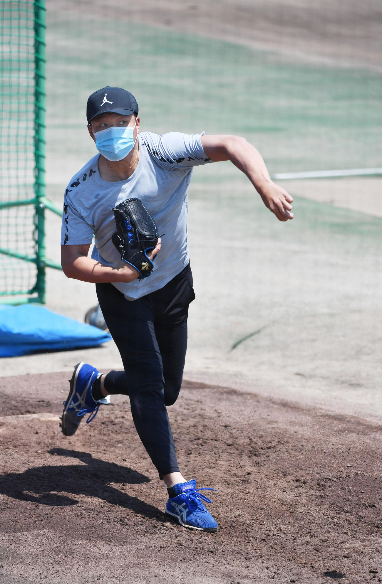 ブルペンで投球練習をする大野雄大