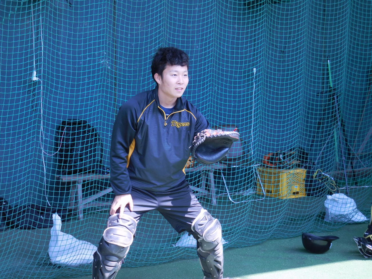 ブルペンで捕球する藤田（球団提供）