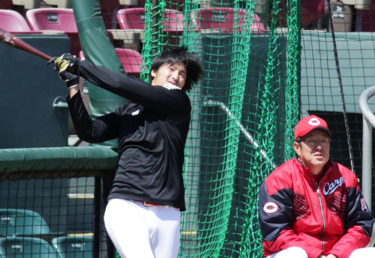 ロングティーをする広島床田。後方は佐々岡監督（撮影・加藤孝規）