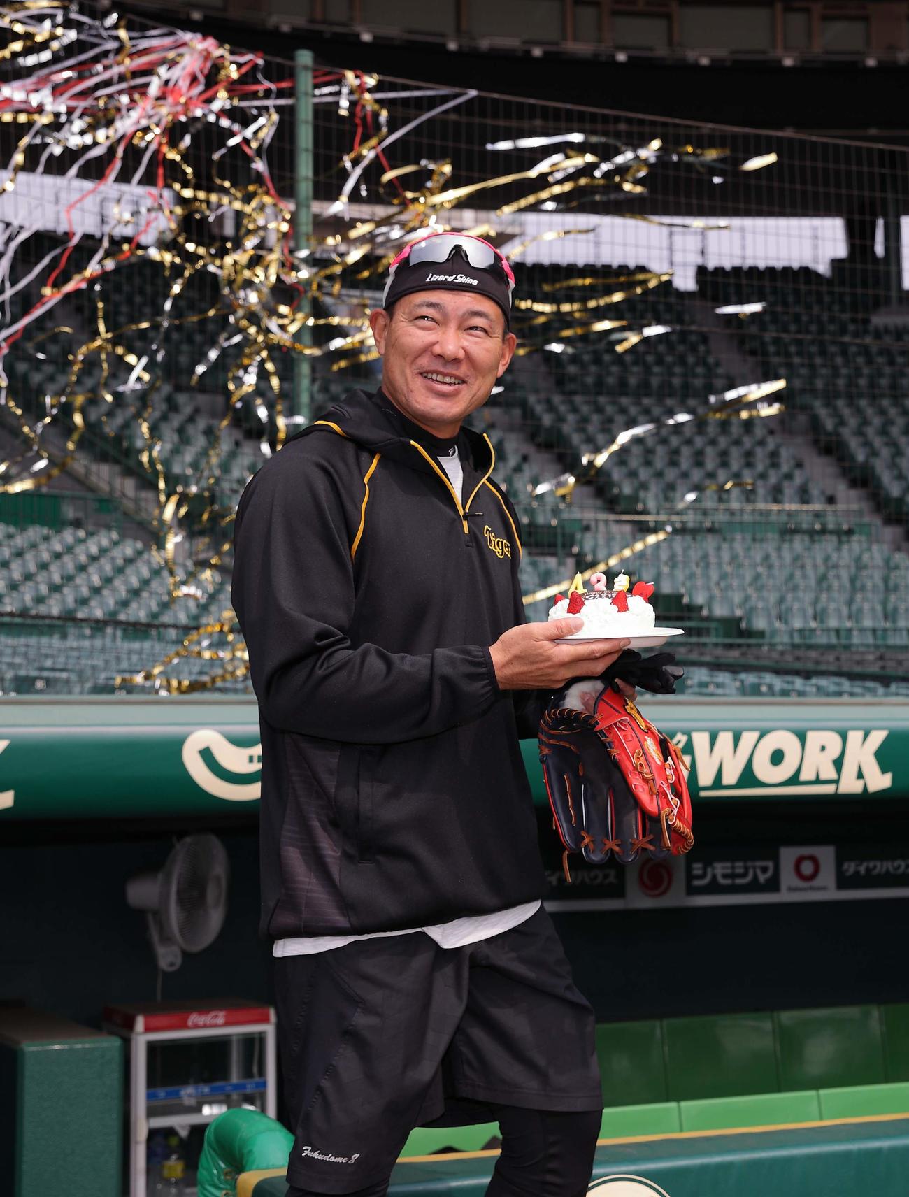 43歳の誕生日を迎えナインから送られたケーキを手に笑顔を見せる福留孝介（球団提供）
