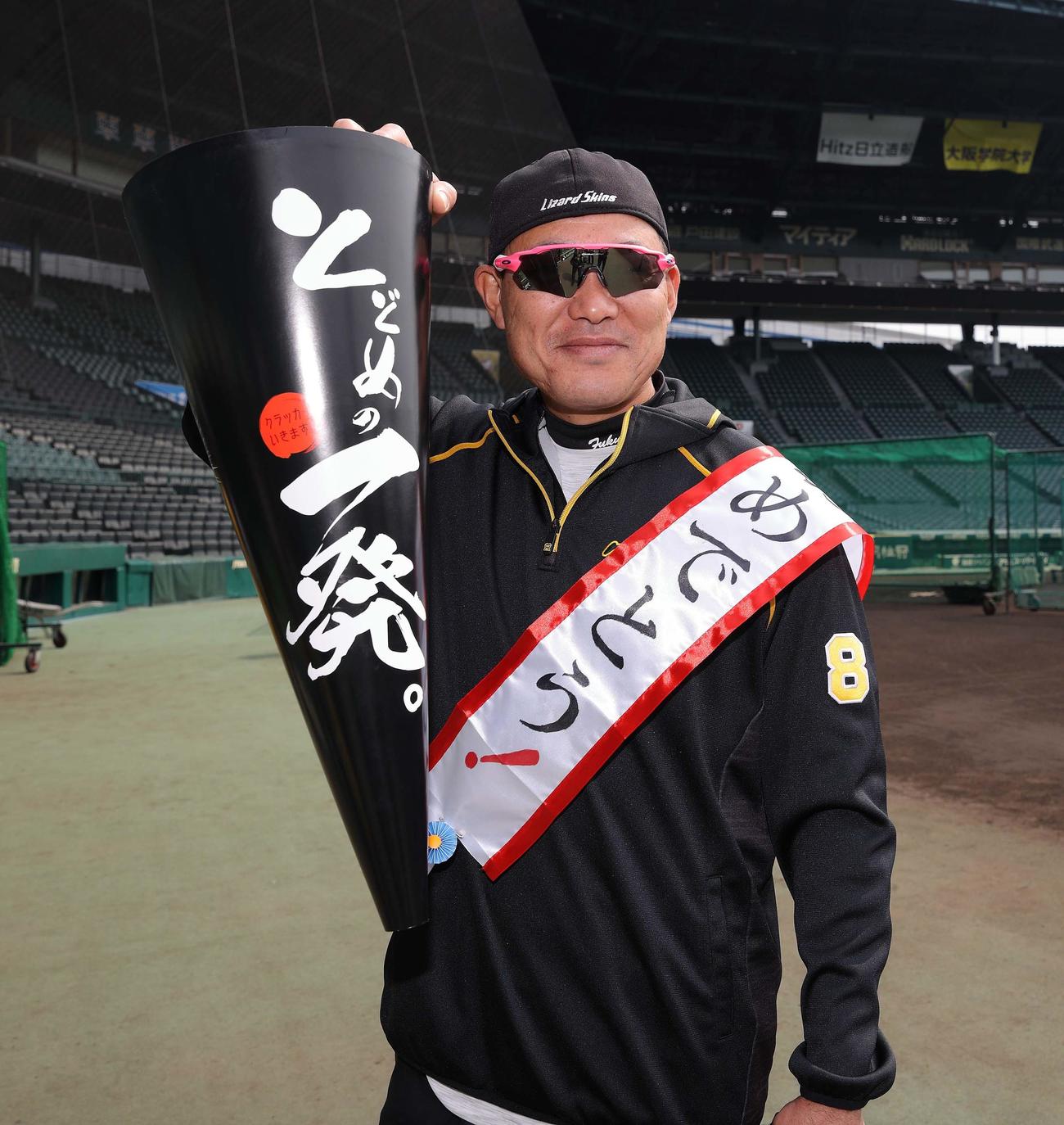 43歳の誕生日を迎えた福留孝介は「とどめの一発」と書かれた巨大クラッカーを手に笑顔を見せる（球団提供）