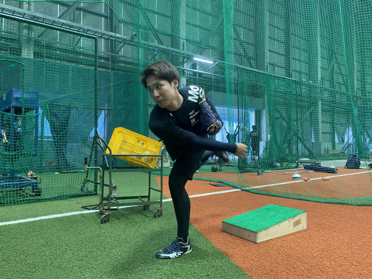 大阪・舞洲の球団施設で自主練習に取り組むオリックスのドラフト3位村西良太投手（球団提供）
