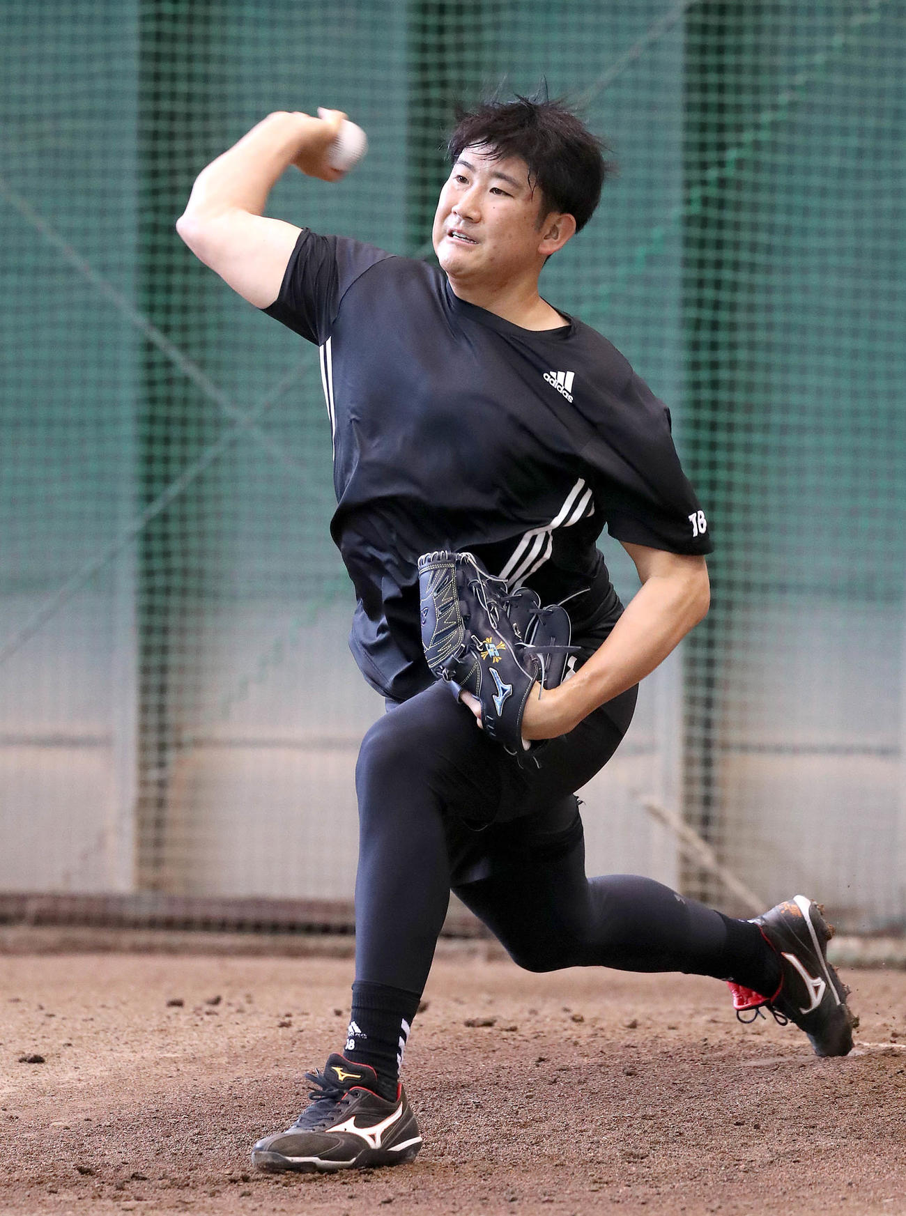 ブルペン投球する巨人菅野（提供：読売巨人軍）