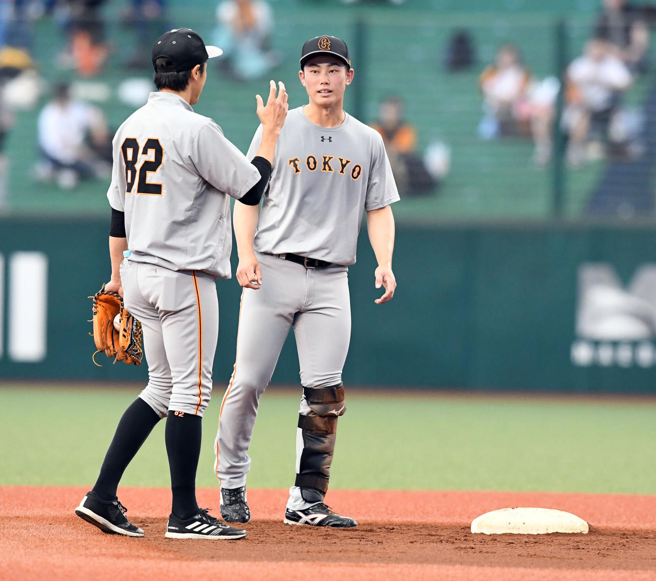 鈴木コーチからアドバイスを受ける巨人・加藤脩平（右）＝2019年6月13日撮影