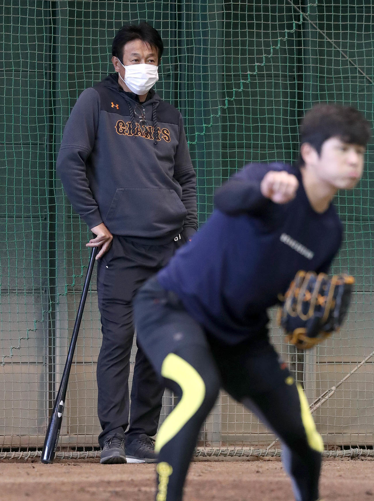 投球練習する投手陣を見つめる巨人宮本コーチ（後方）。手前は古川（提供：読売巨人軍）