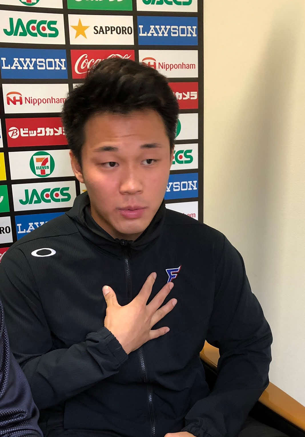 札幌市内にある合宿所でオンライン取材を受ける日本ハム王柏融（球団提供）