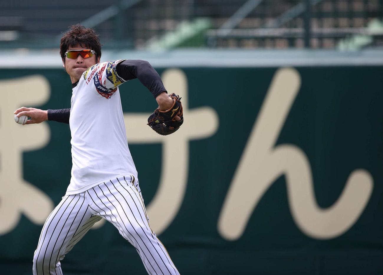 甲子園球場で自主トレする阪神中田（球団提供）
