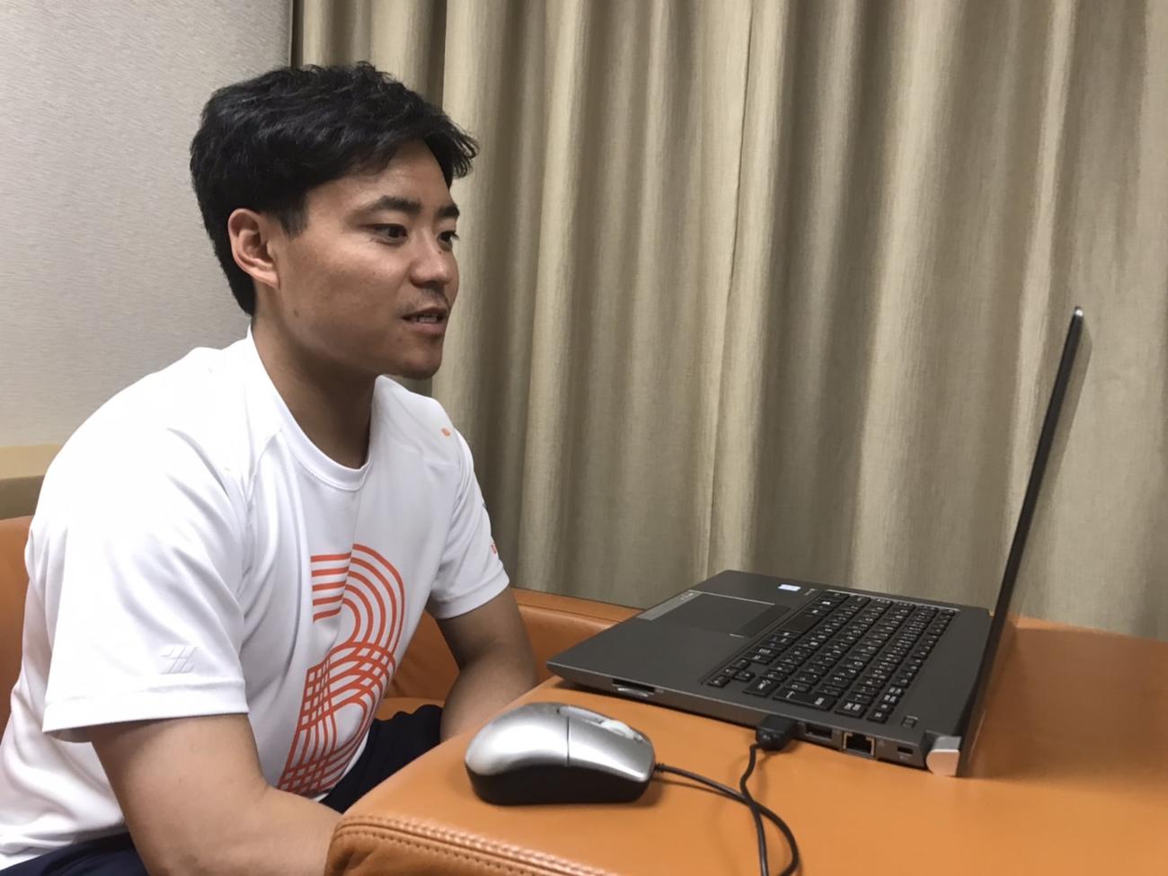 オンライン会議システム「Zoom」で取材を受けるヤクルト中村（球団提供）