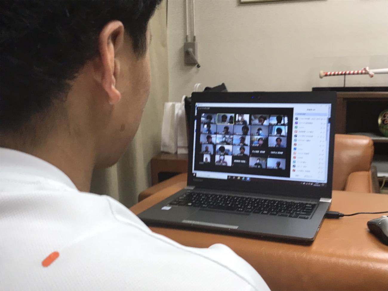 オンライン会議システム「Zoom」で取材を受けるヤクルト中村（球団提供）