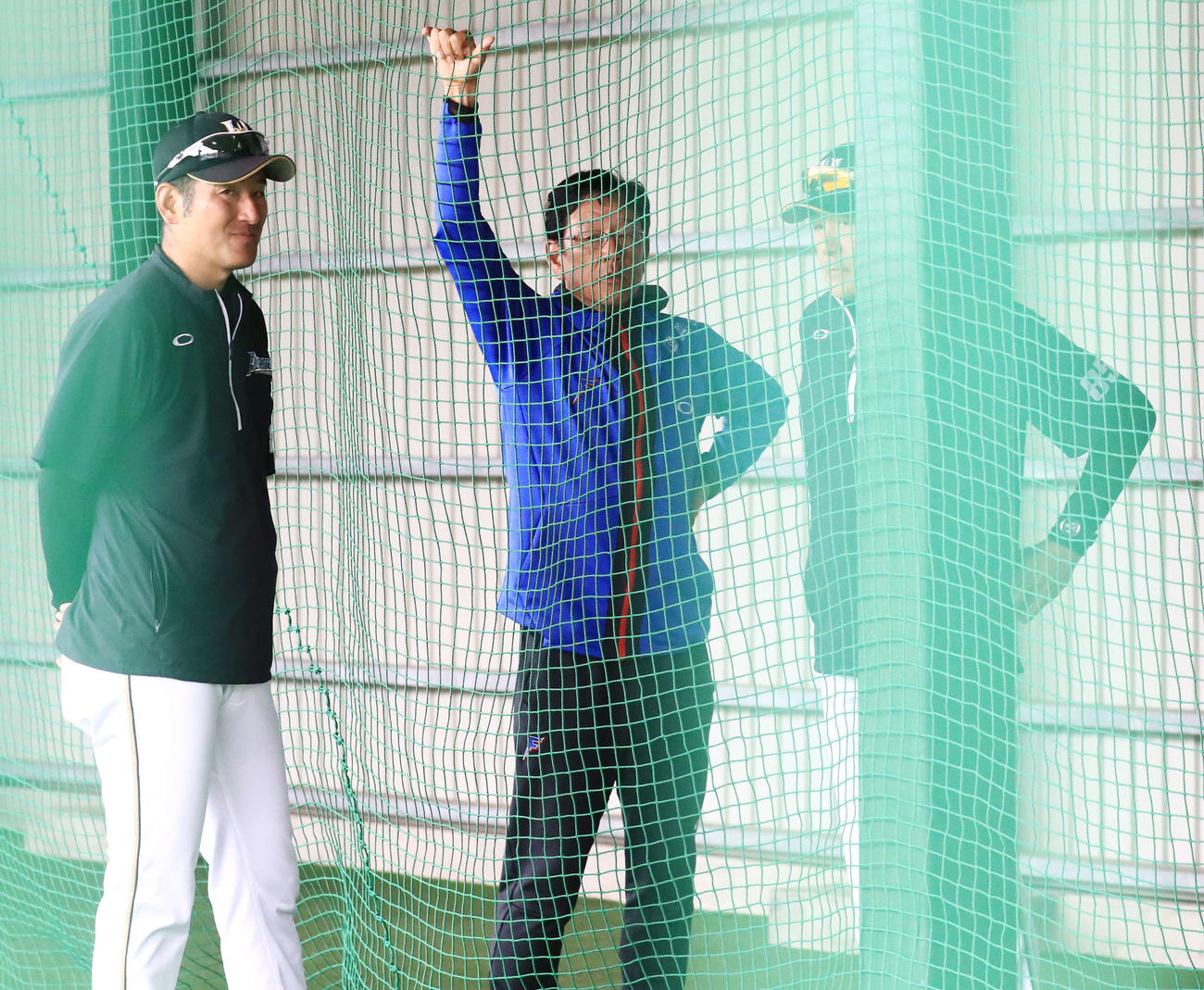 19年2月14日　2軍キャンプを視察した日本ハム栗山監督（中央）は、加藤投手コーチ（左）と話す。2人はともに東学大OBです。