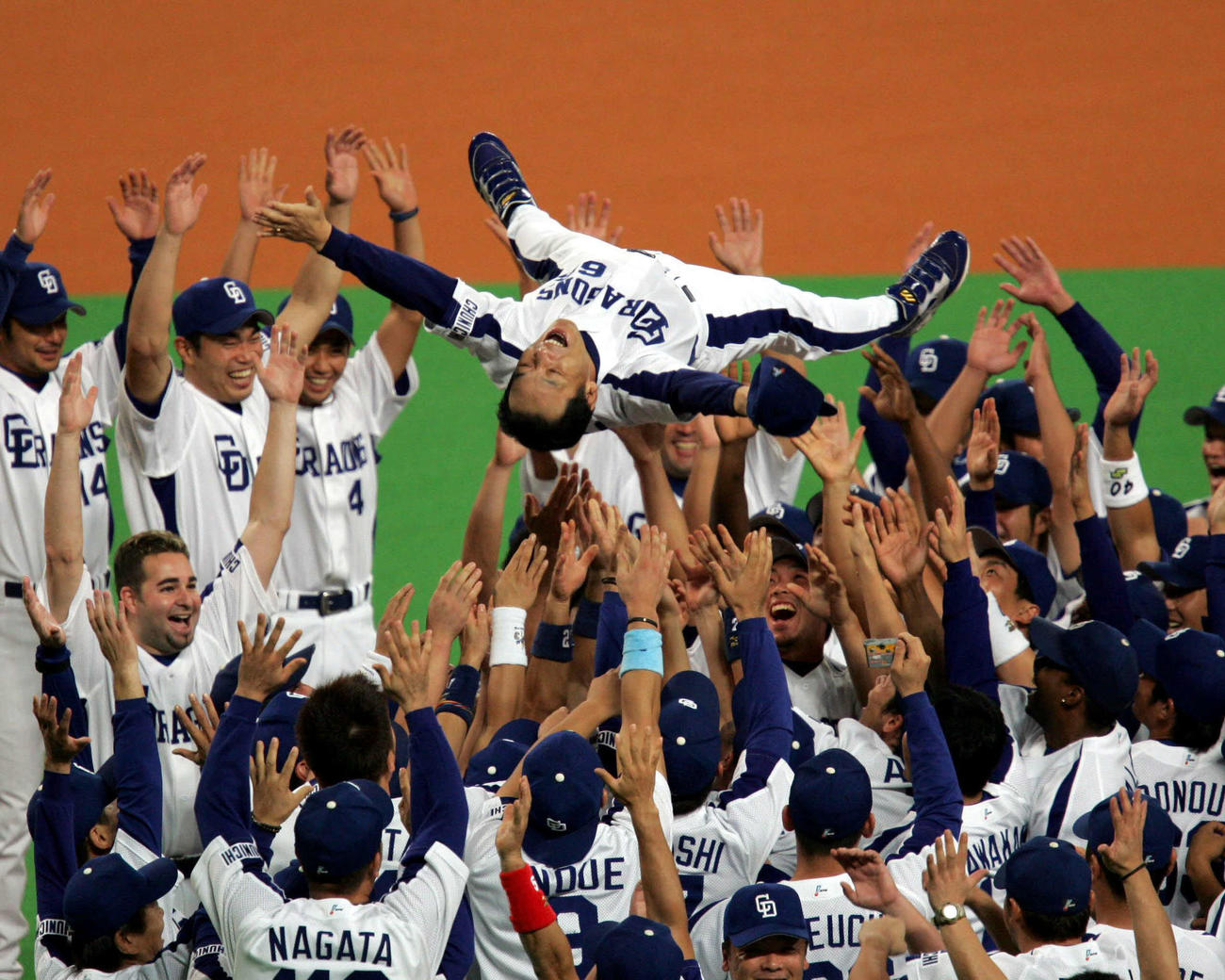 04年10月1日　史上初めて、コーチ経験なしで就任初年度リーグ優勝を果たした中日落合監督