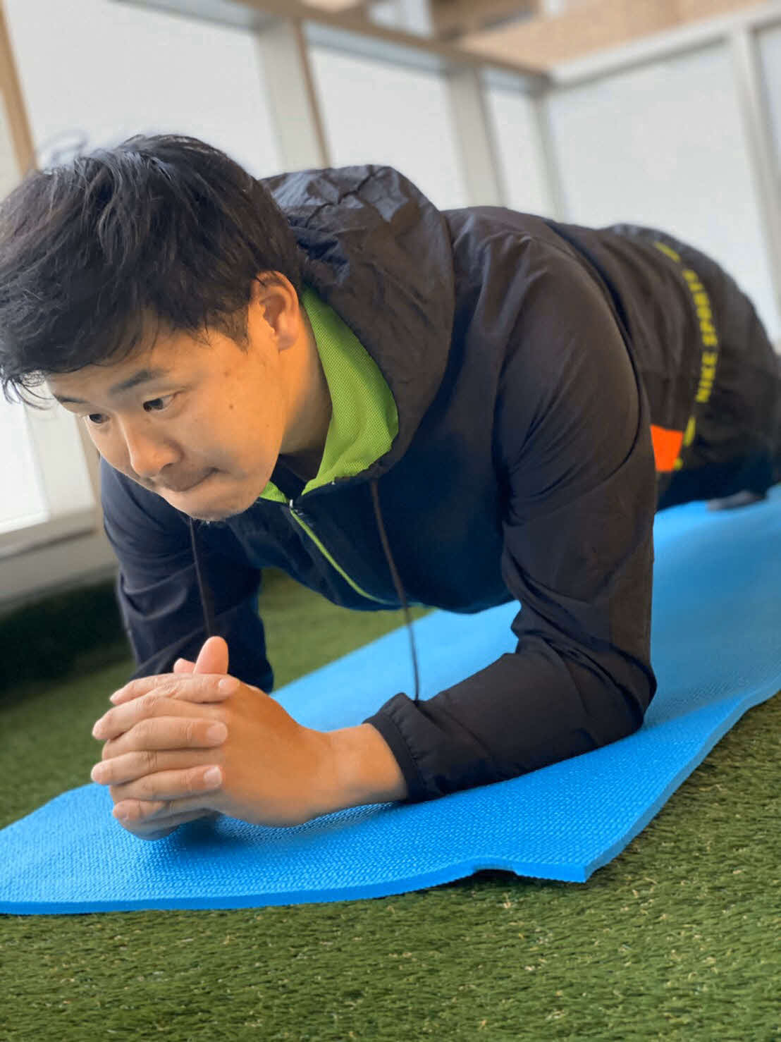 体幹トレーニングをする楽天浅村（球団提供）