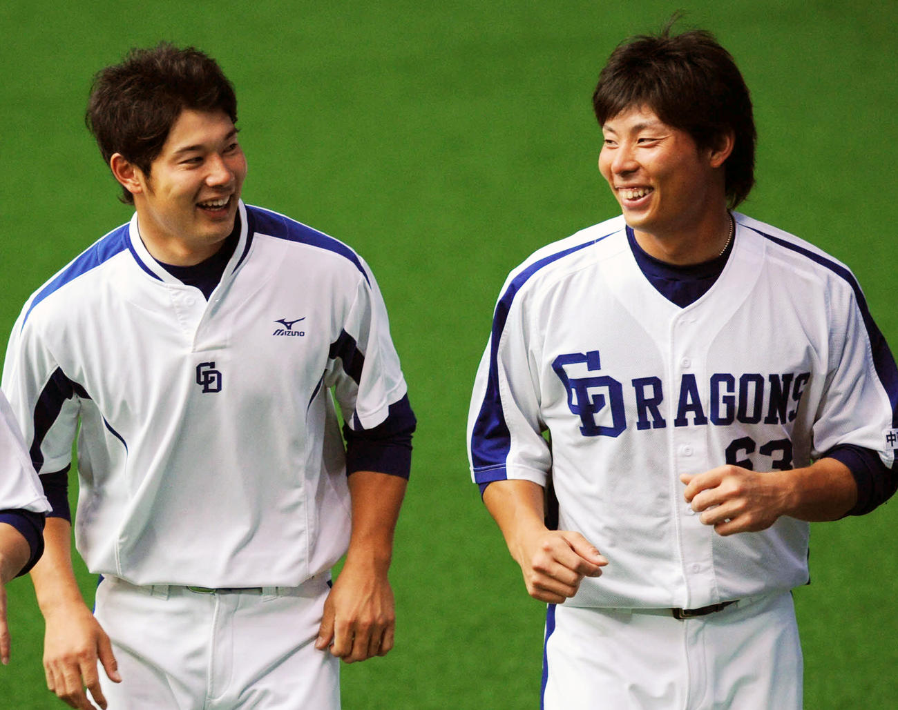 笑顔でランニングを行う堂上直倫（左）と現役時代の剛裕氏（2011年6月23日撮影）