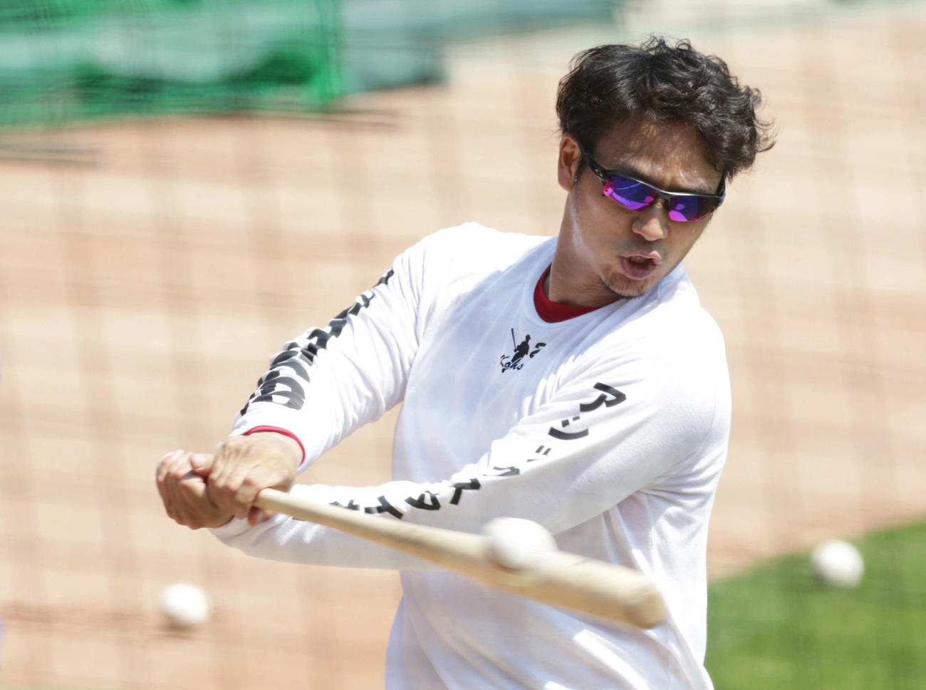 トスバッティングをする広島田中広（撮影・加藤孝規）