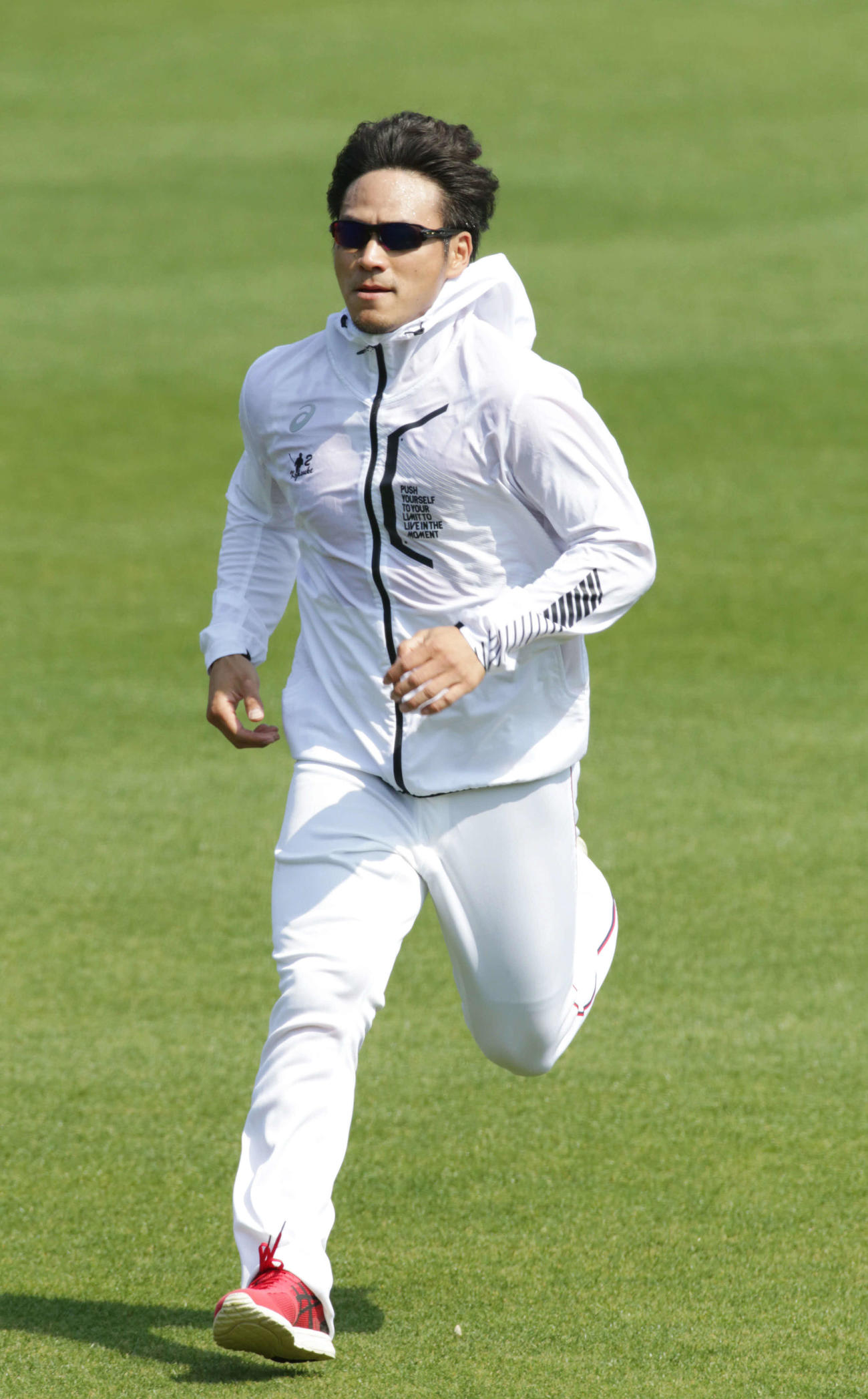 外野で走り込む広島田中広（撮影・加藤孝規）