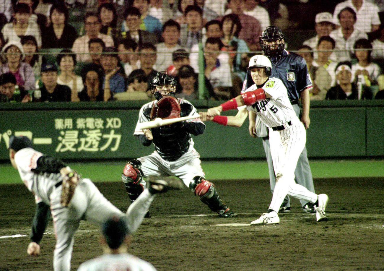99年、巨人槙原の敬遠球をサヨナラ安打する阪神新庄（1999年6月12日撮影）