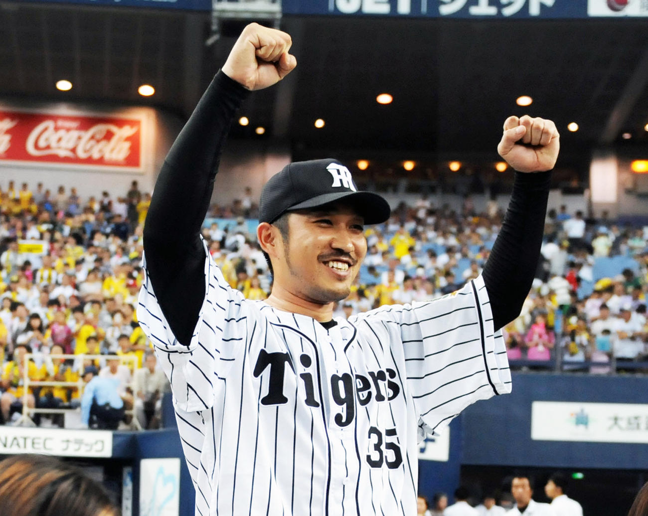ヒーローインタビューで笑顔を見せる阪神時代の坂克彦監督（2015年8月12日撮影）