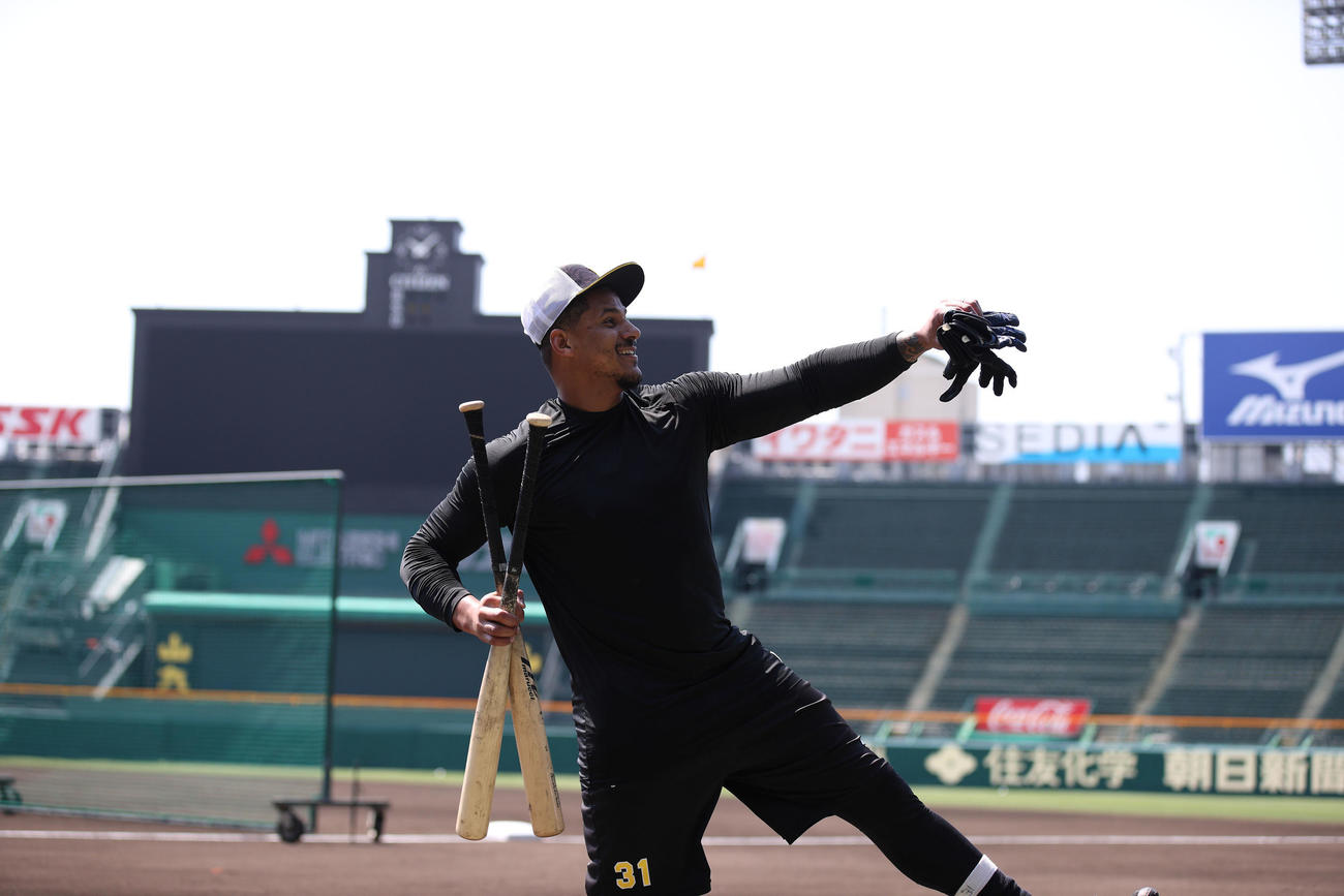 甲子園球場で自主練習を行う阪神マルテ（球団提供）