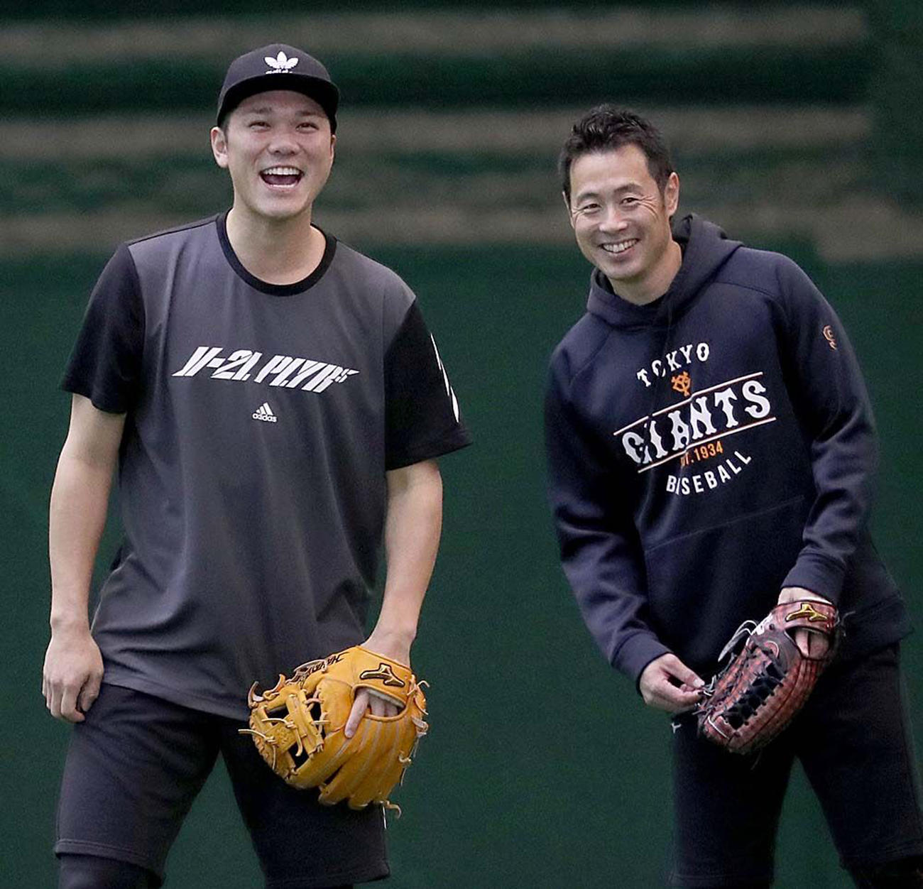 29日にインスタライブを行うことになった巨人坂本（左）と亀井