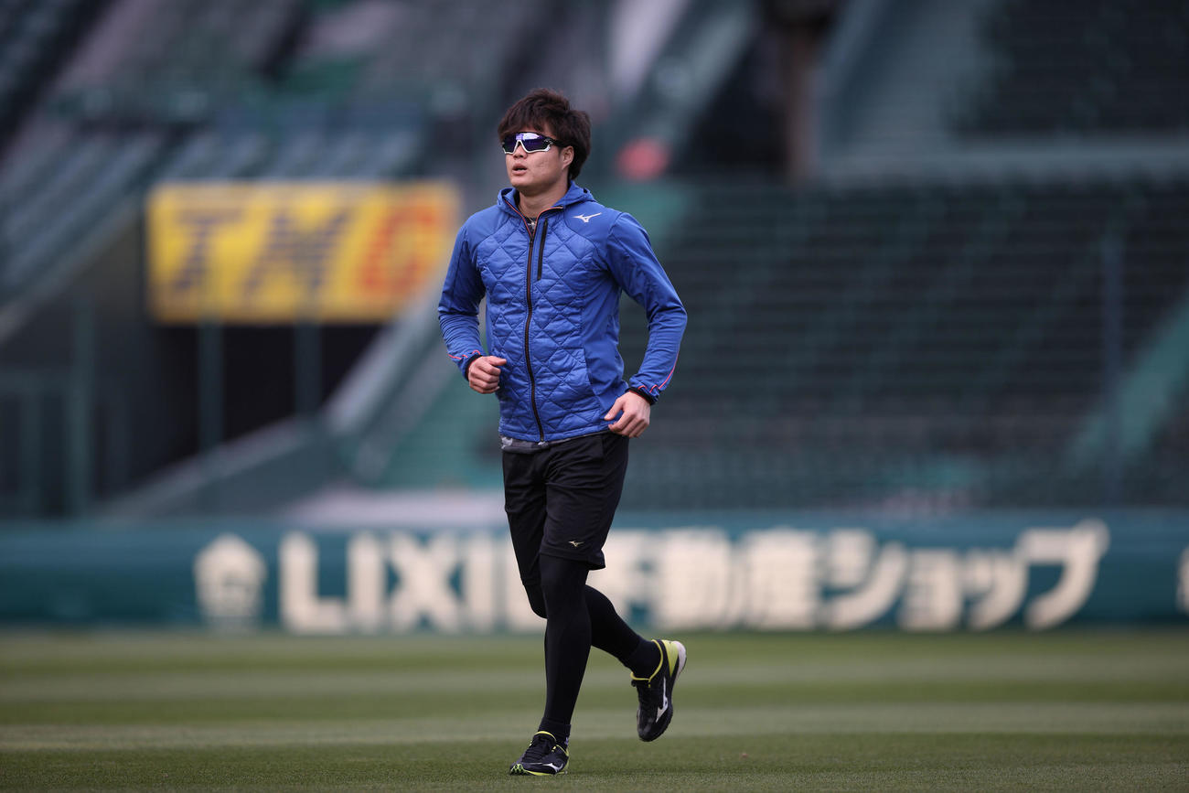 甲子園球場で自主練習を行う阪神守屋（球団提供）