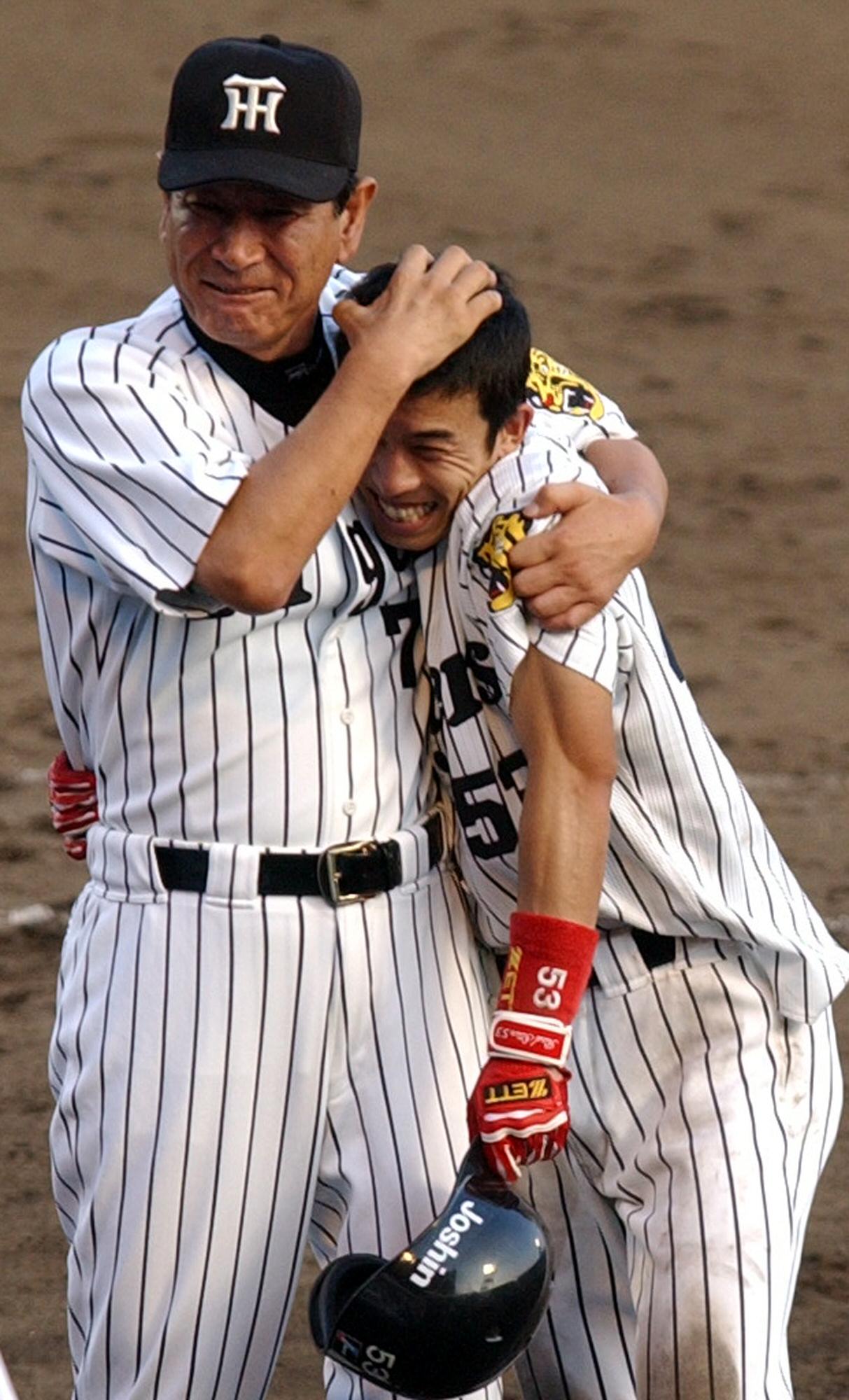 03年9月15日、広島戦でサヨナラ安打を放った赤星（右）。左は星野監督