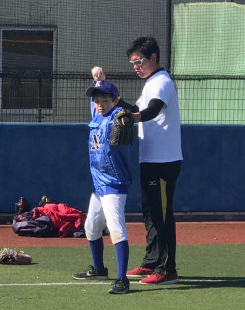 野球少年に投球動作を指導する加藤氏（写真提供・NPO法人B・BASIS）