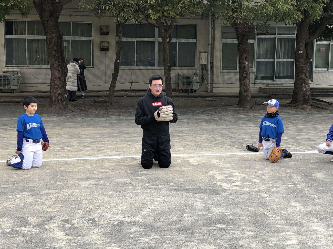 野球教室で指導する加藤氏（写真提供・NPO法人B・BASIS）