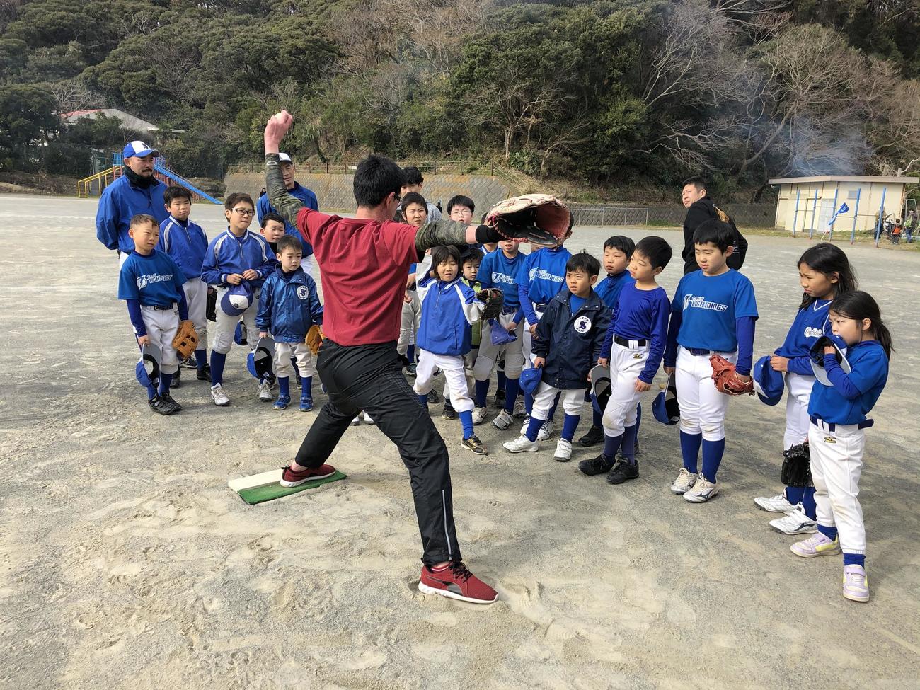 野球教室で投球指導する加藤氏（写真提供・NPO法人B・BASIS）