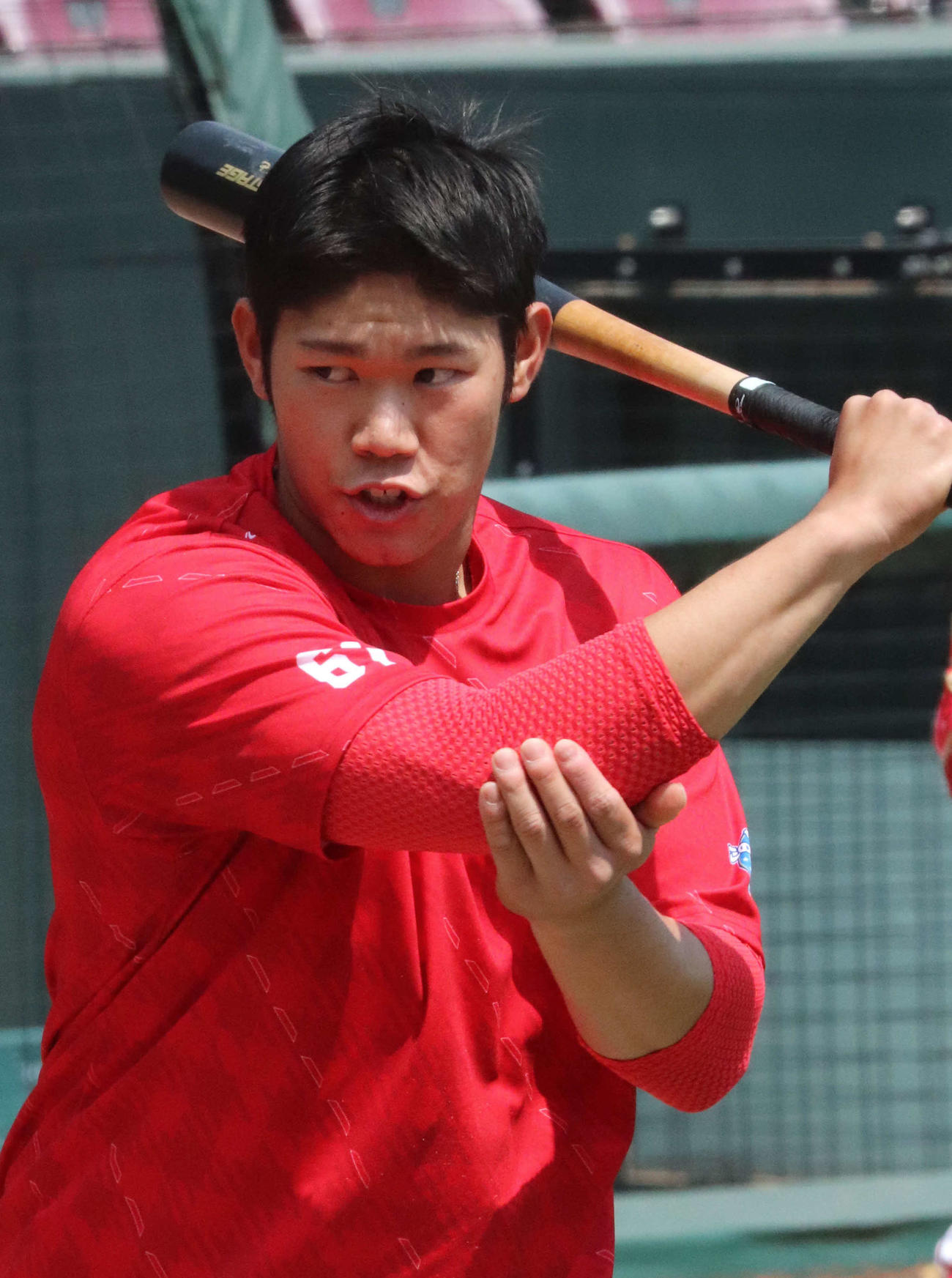 右手1本でティー打撃する広島坂倉（撮影・前原淳）