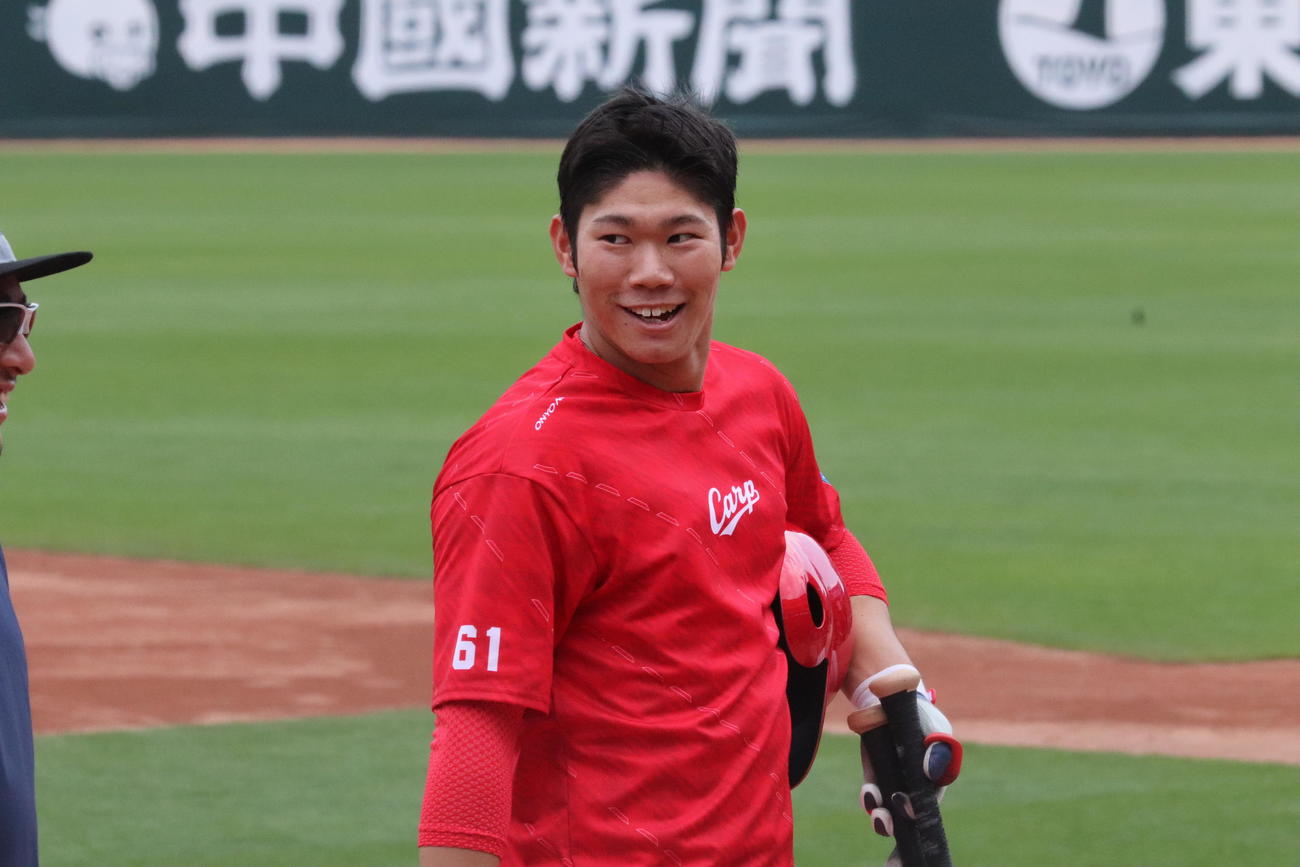 打撃練習を終え、チームメートと談笑する広島坂倉（撮影・前原淳）