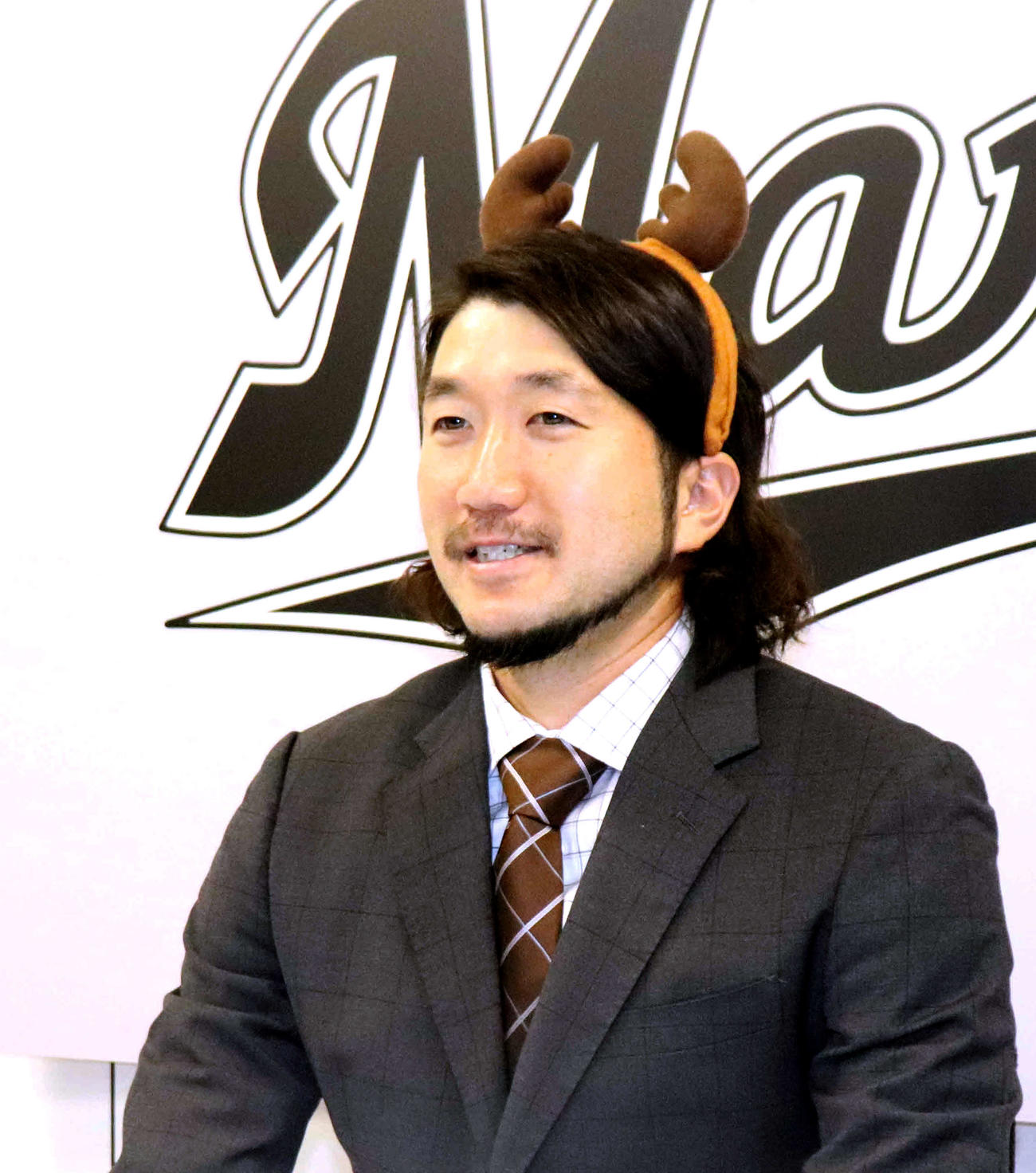 トナカイのカチューシャを付けるロッテ石川（2019年12月25日撮影）