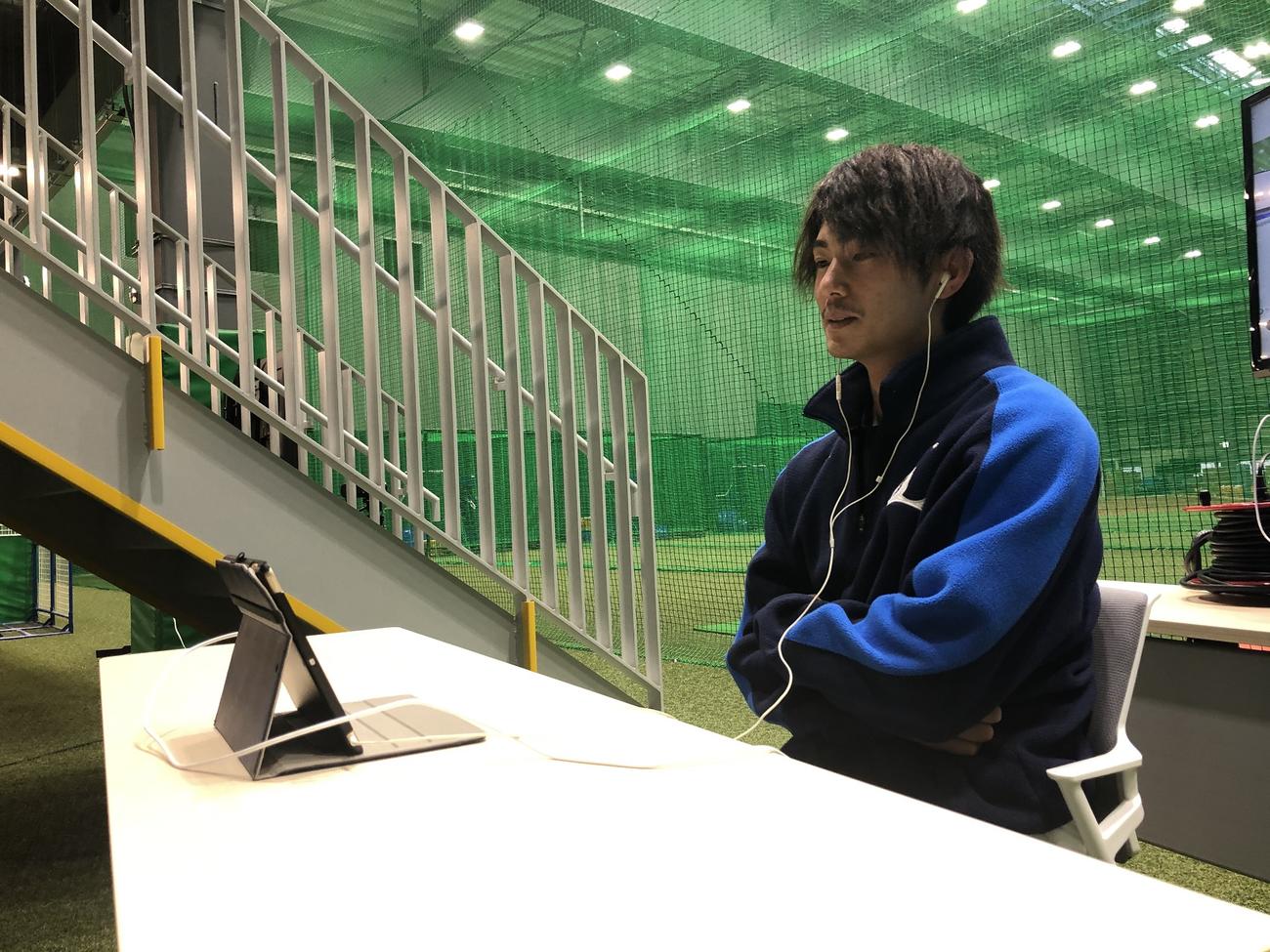 ウェブ会議システムを利用した「LIONSオンラインインタビュー！」に出演する今井（球団提供）